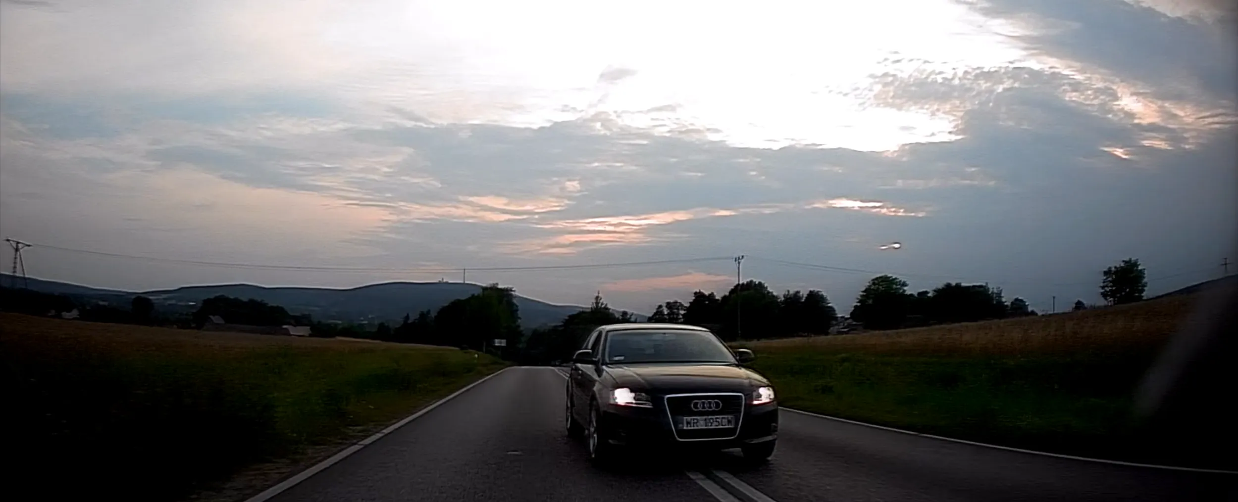 Tak ci się szczawiu śpieszy tym A3, że wyprzedać musisz na podwójnej ciągłej? Masz pocztówkę z widokiem na Święty Krzyż na pamiątkę.