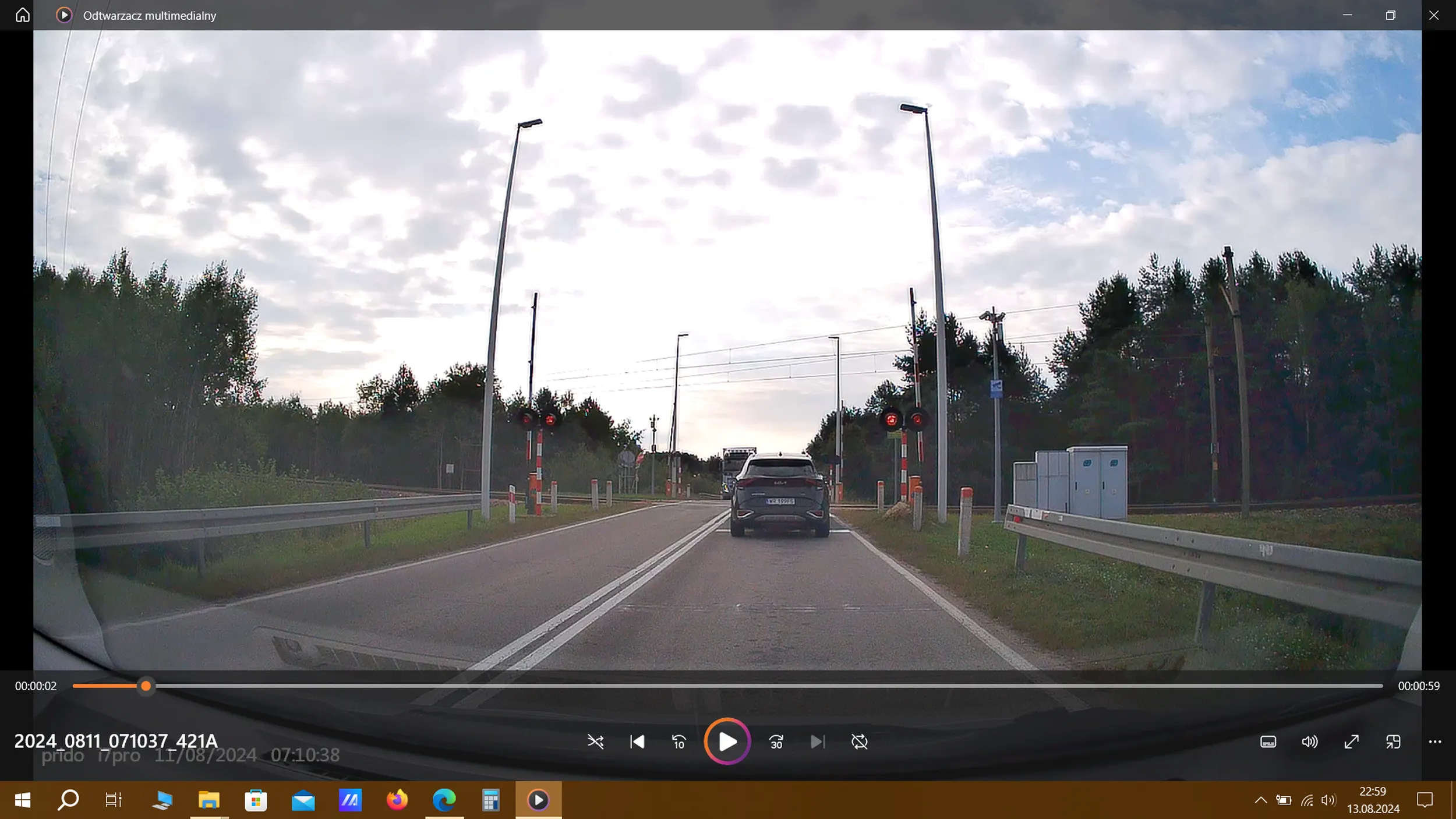 Trzeba mieć stalowe jaja, żeby wjechać na przejazd kolejowy, gdy świeci się czerwone światło. Ale dzięki temu zdobyłbyś 15 punktów karnych oraz 2000 zł mandatu. Gratuluję. Dla przypomnienia - Bąkowiec.