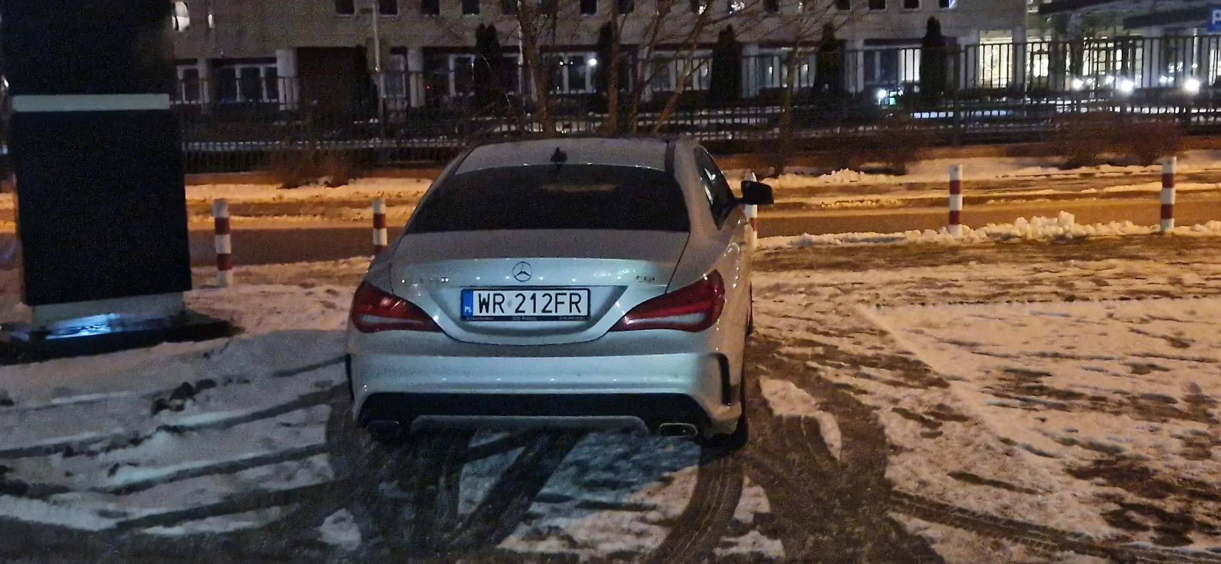 Parkowanie na samym środku chodnika.