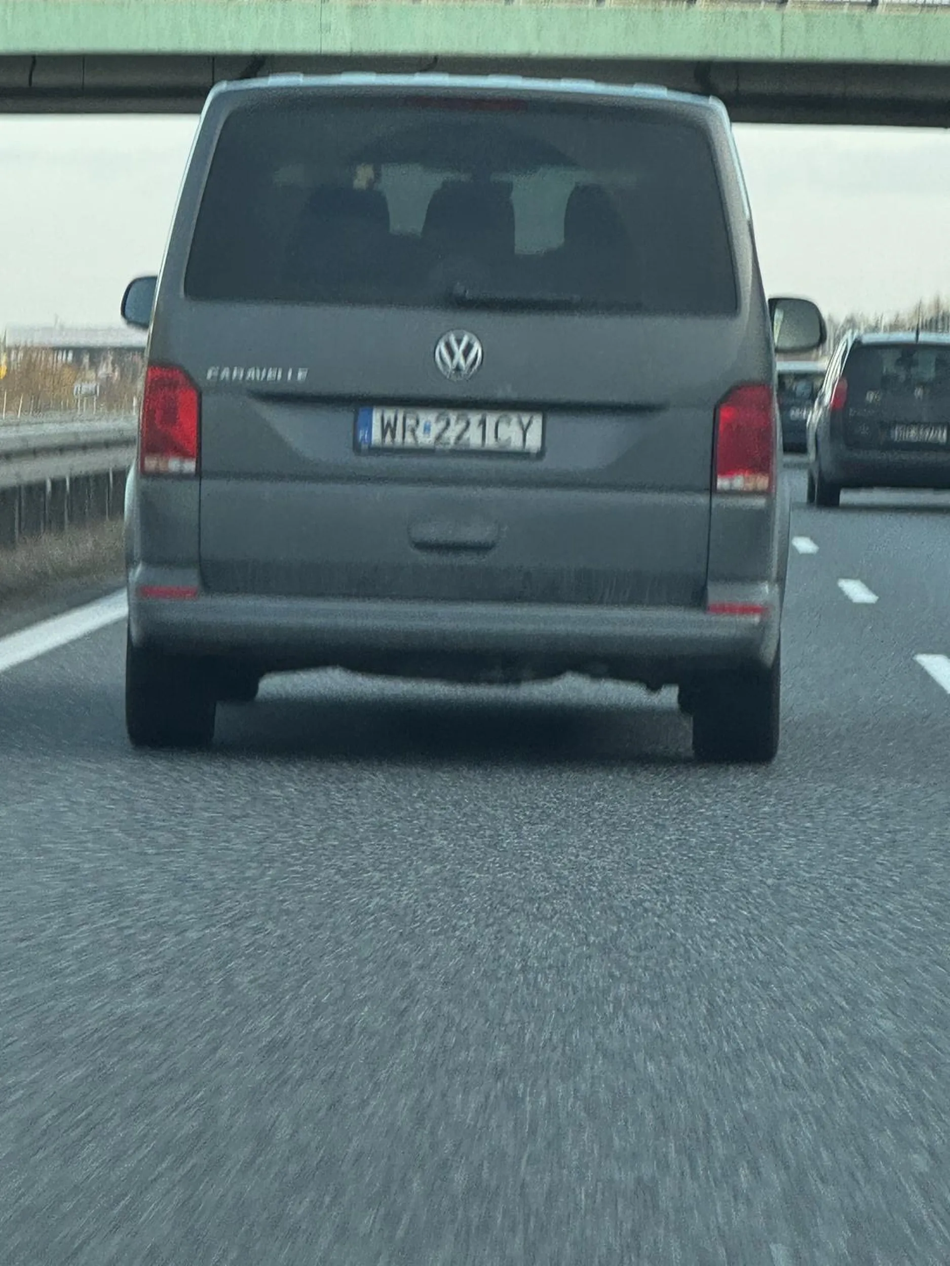 Poganiacz na trasie. Zajeżdża drogę na hama przed maską !!