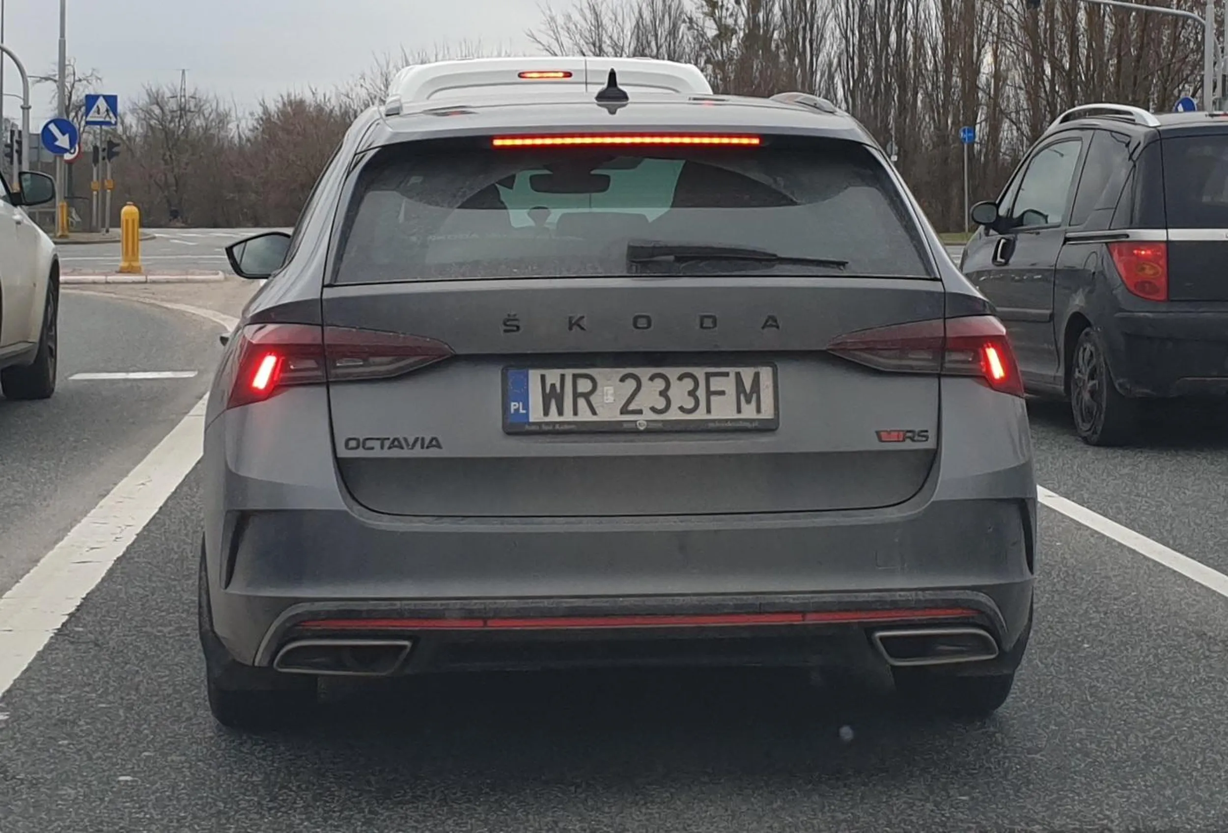 Wymuszanie pierwszeństwa podczas zmiany pasa ruchu. Piaseczno, DK79, 2024.02.26 g. 10:27