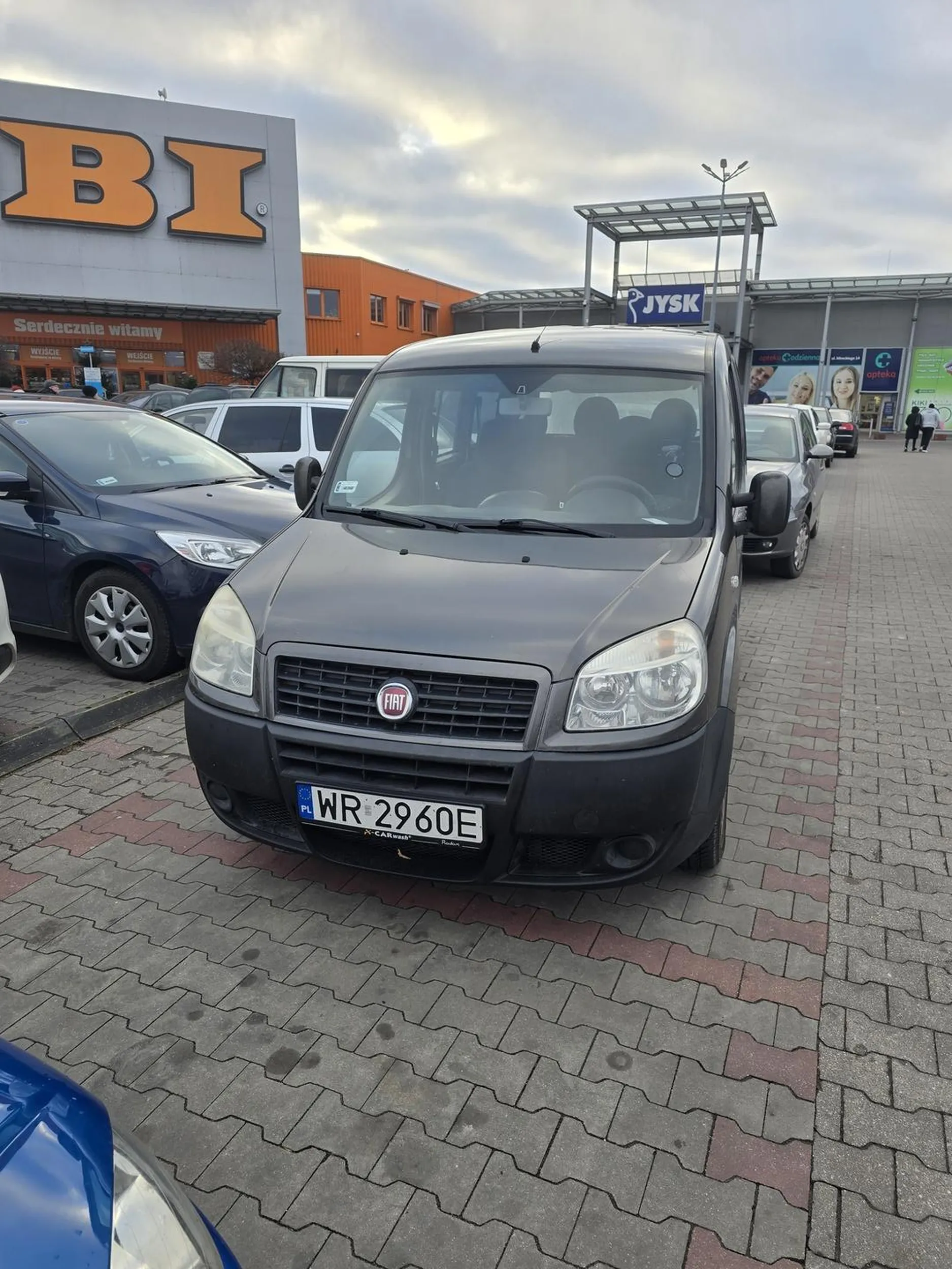 Cham, dziad, cwaniaczek, który nie patrzy na innych w ruchu drogowym i zajeżdża miejsce w które sygnalizowałem kierunkowstakzem, że będę na nie wjeżdżał, po przepuszczeniu młodego kierowcy, który miał problemy z manewrem parkowania. Mam nadzieję dziadek że się spotkamy gdzieś na mieście:)