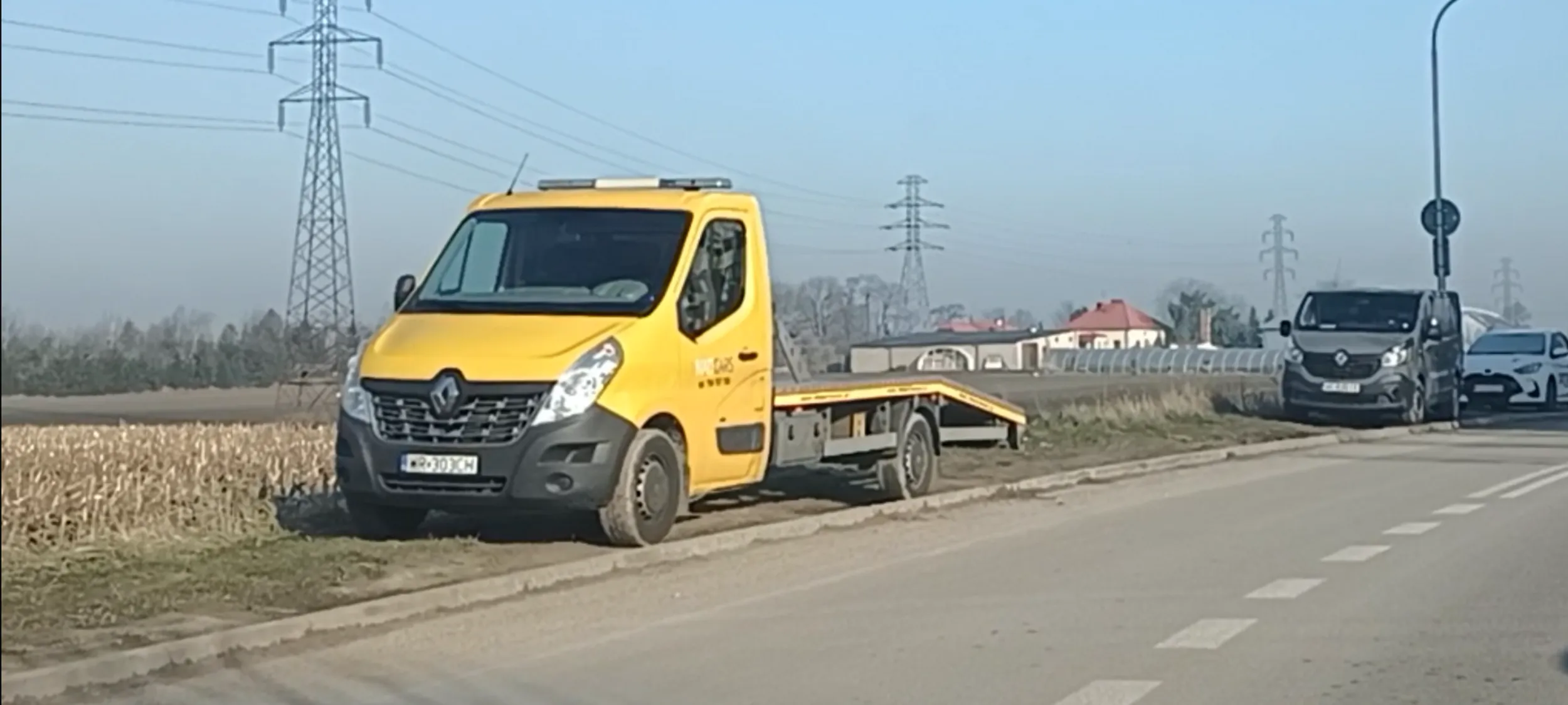 Cham stoi na trawniku i niszczy zieleń. Na tej ulicy tu obowiązuje zakaz zatrzymywania się i postoju B-36