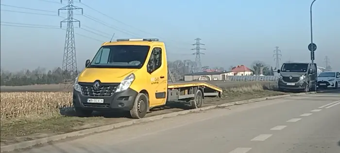 Cham stoi na trawniku i niszczy zieleń. Na tej ulicy tu obowiązuje zakaz zatrzymywania się i postoju B-36