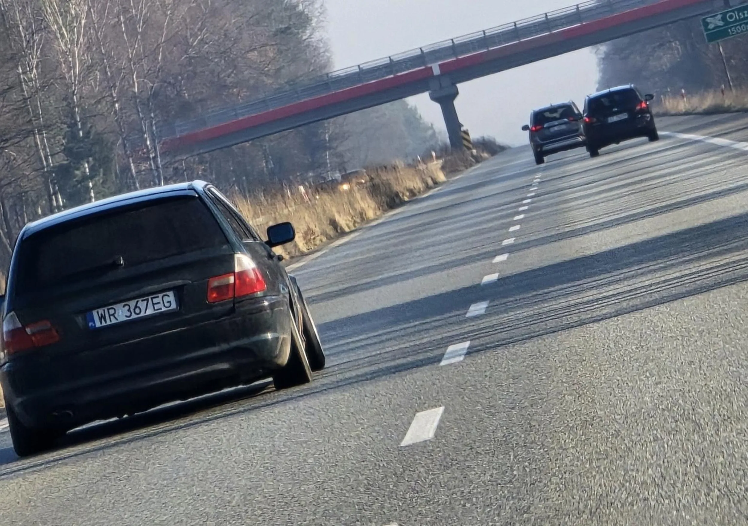 Kolejny psychopata w rozłażącym się gruzie, wyprzedzacz-zapierdalacz spychający innych z pasa (nieważne czy lewego czy prawego) tylko po to, żeby za 4km zjechać. xD