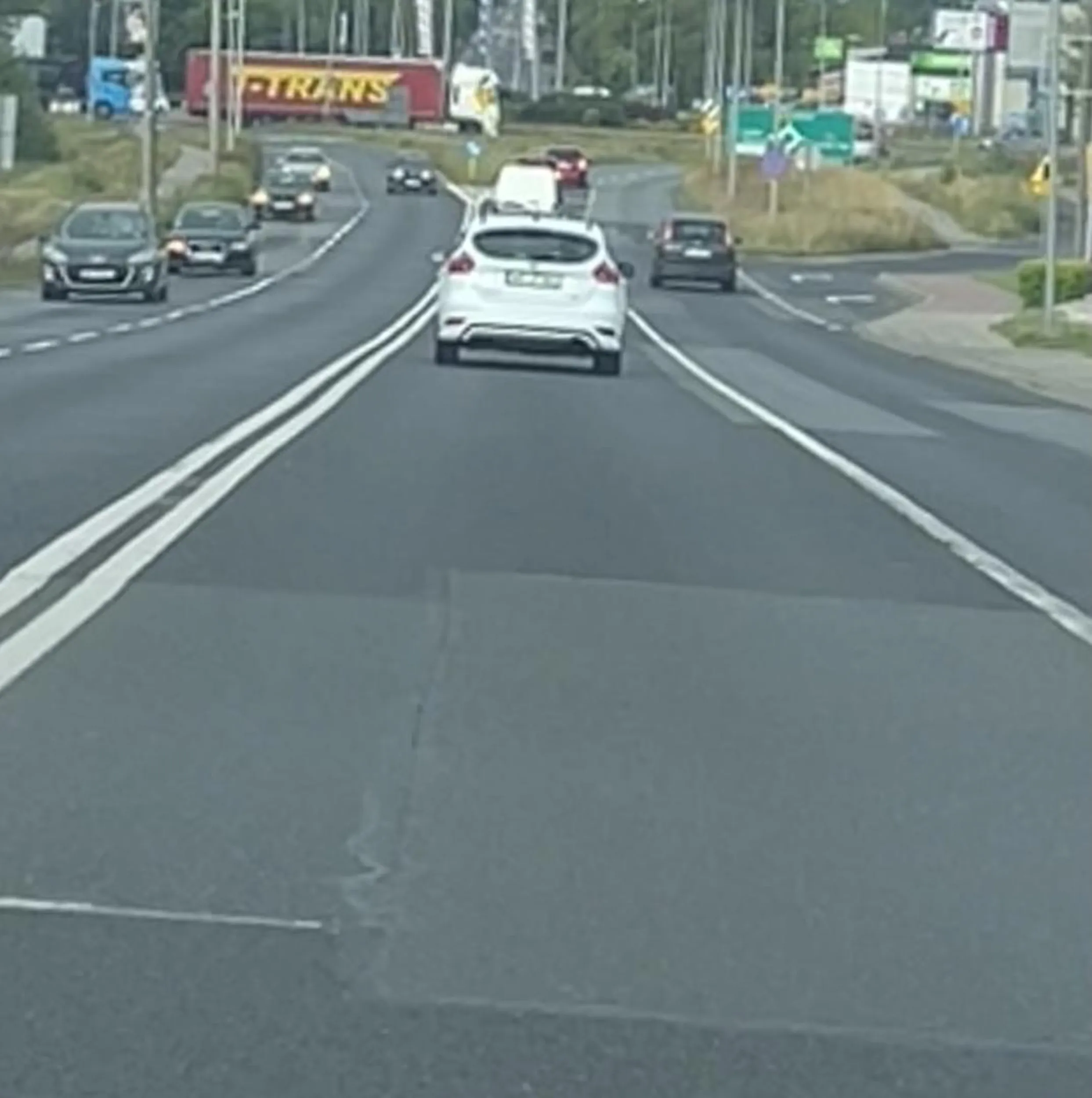 Pani pomyliła drogę z salonem urody. Na każdych światłach rusza z opóźnieniem bo musi umalować oczy, usta. Zdążyła zrobić pełny makijaz od ronda warszawskiego do ronda kieleckiego.