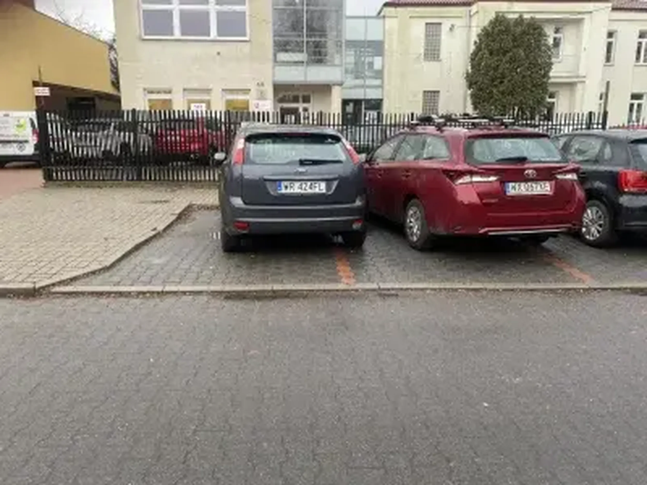 Parówa nie potrafi parkować i nawet pod przychodnią zajmuje kilka miejsc parkingowych.