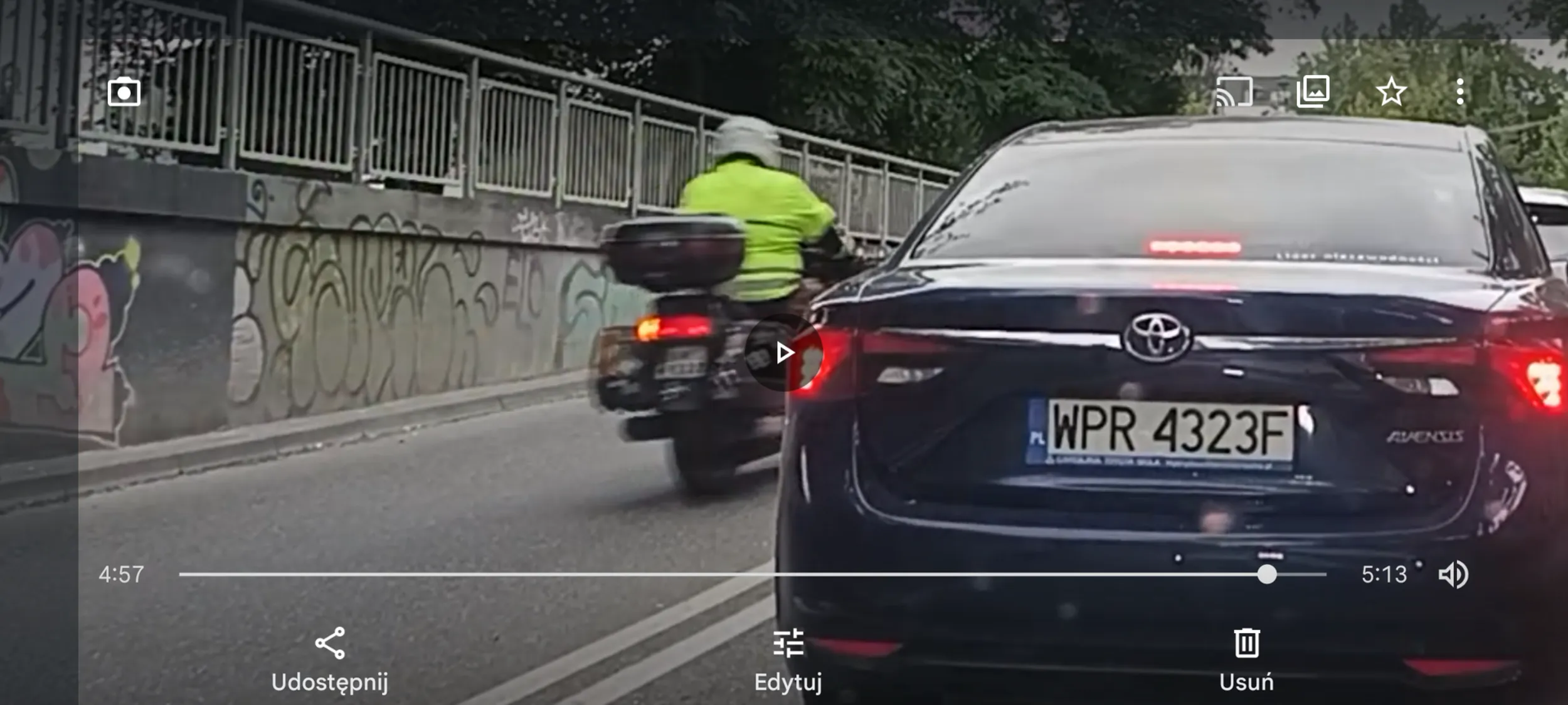 Bandyta na motocyklu wyprzedza na podwójnej ciągłej linii