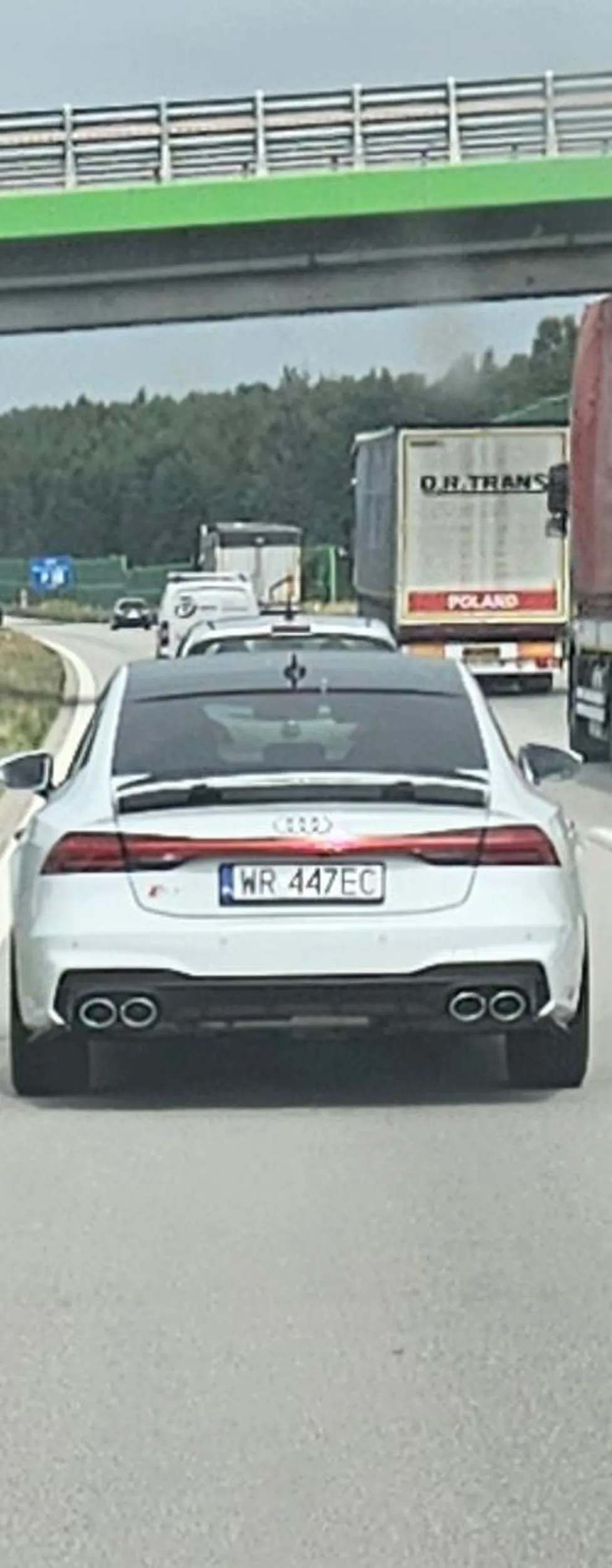 Cham i pajac, wymusza pierwszeństwo na autostradzie, masz szczęście, że jechałem z kobietą gdybym nie heblował gwałtownie miałbyś to swoje autko teraz na złomie z własnej głupoty , pomyśl dwa razy zanim wejdziesz za kółko zakało,