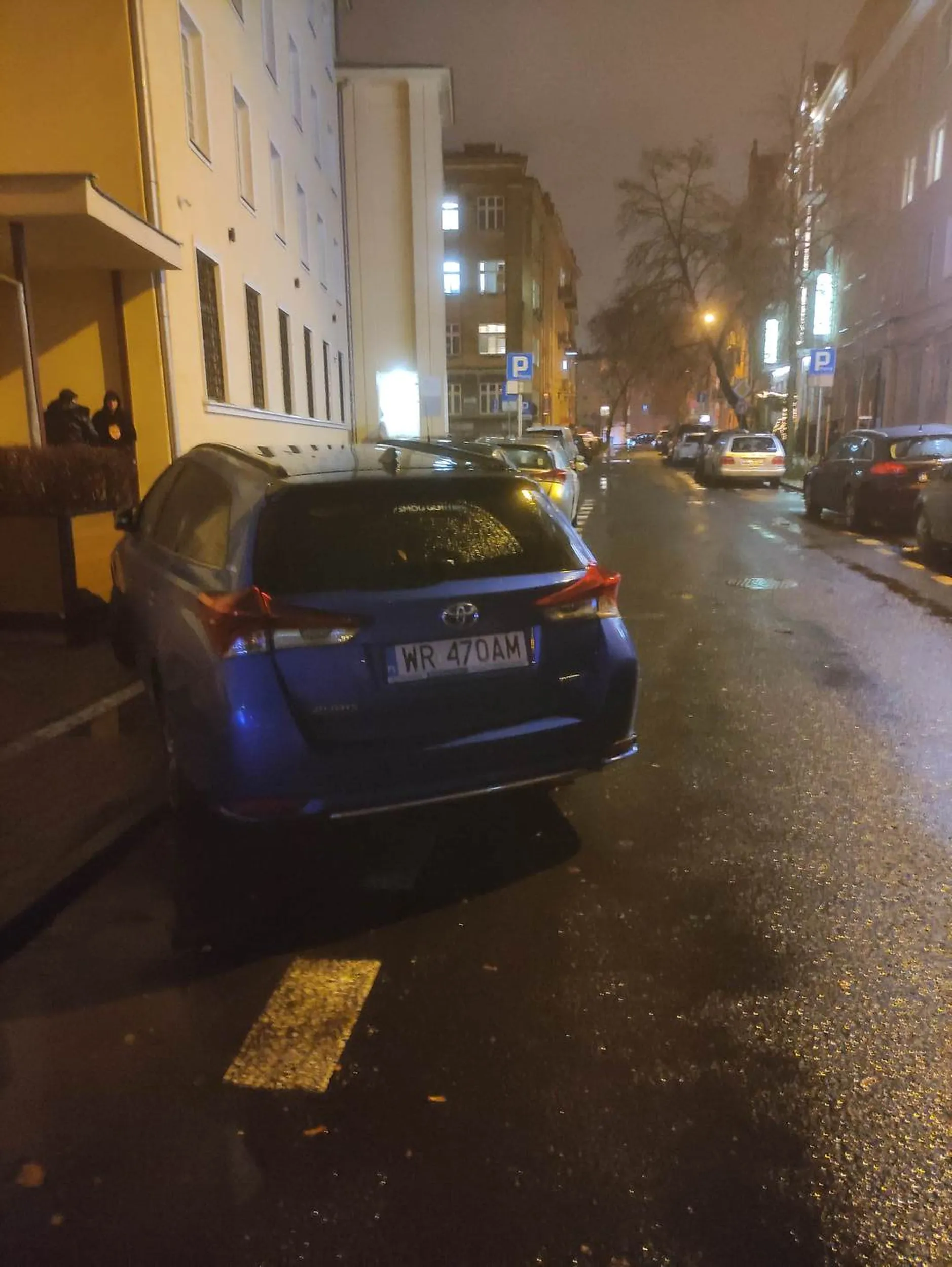 Polecam nauczyć się parkować,a nie zastawiać pół ulicy