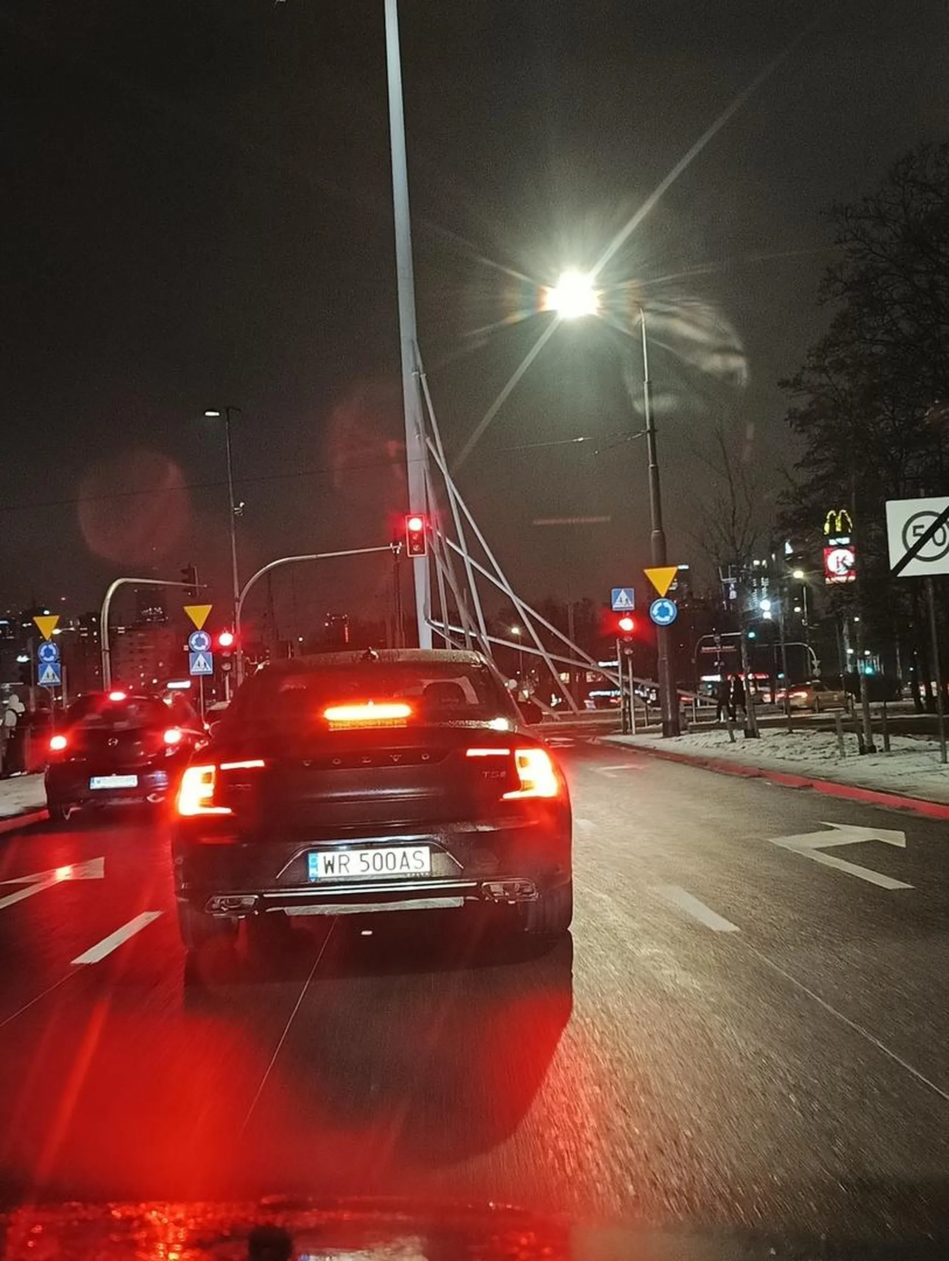 Kolega zapomina o kierunkowskazach oraz lubi zajeżdżać drogę innym kierowcom. Z 3 pasa na prawy skrajny potrafi przebić się przed samym zjazdem wymuszając pierwszeństwo. W sumie tablica mówi sama za siebie. Nie pozdrawiam