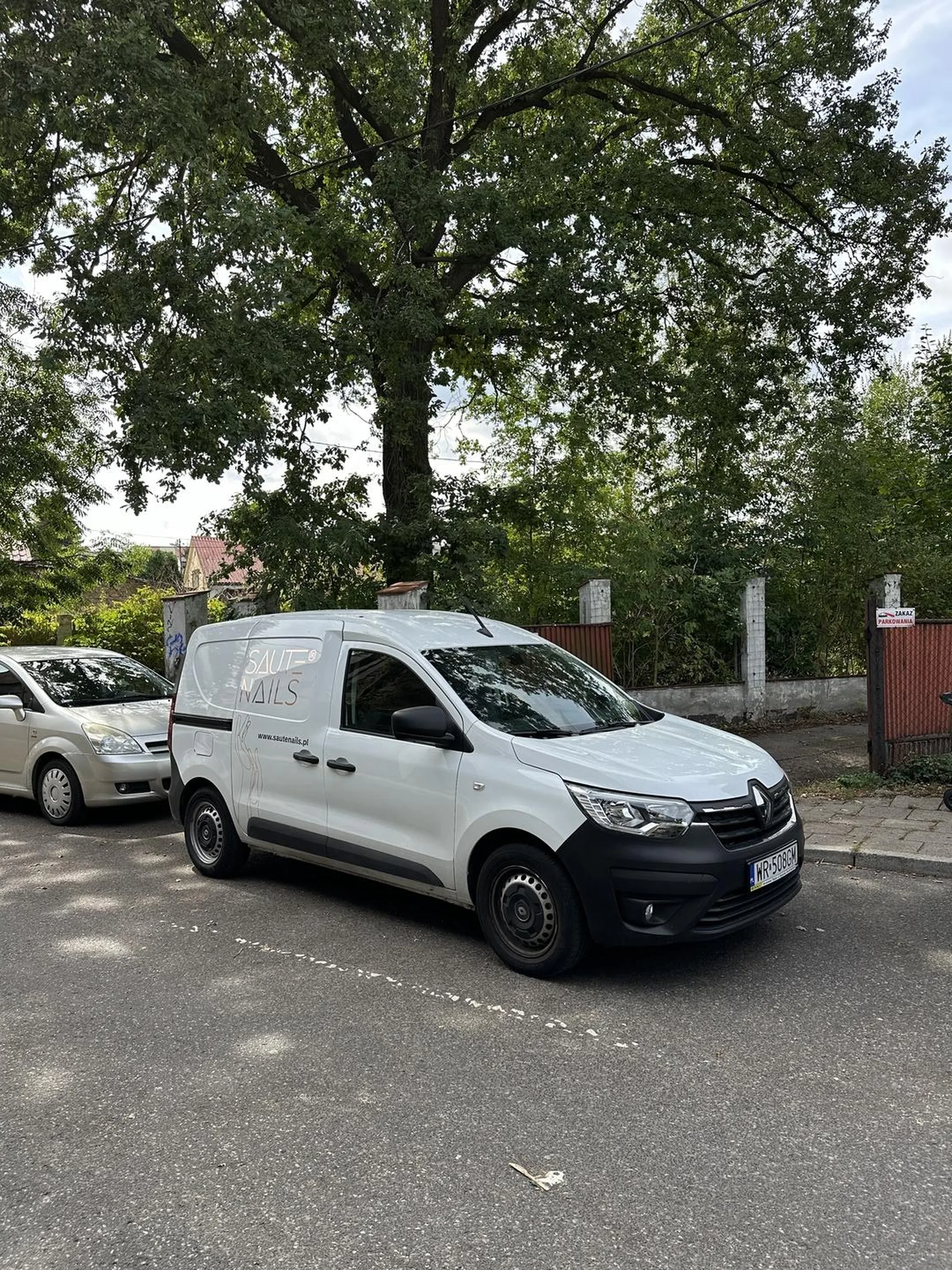 pani zablokowała całkowicie wjazd na posesje oraz wjazd firmy