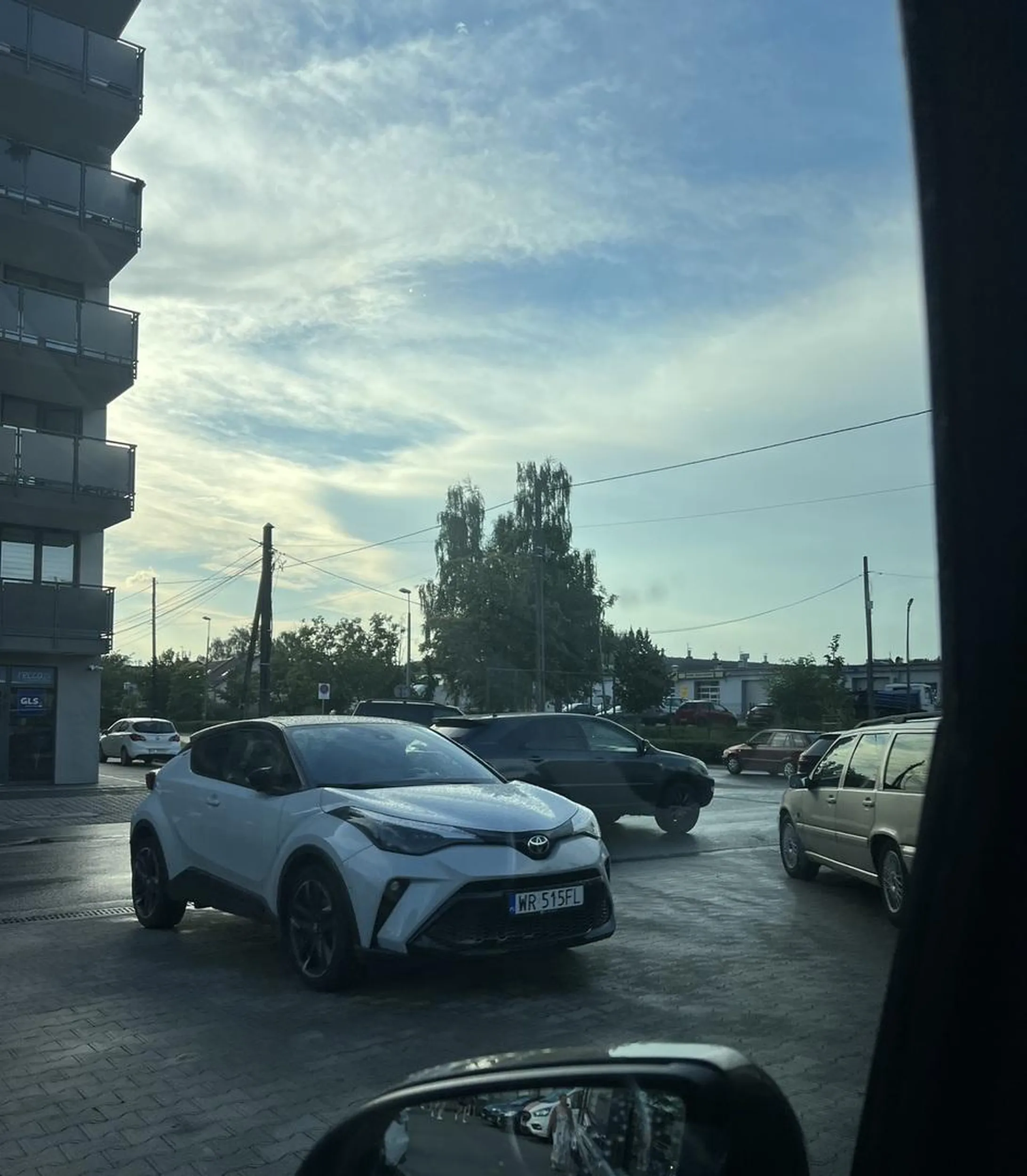 też czasem stoję w różnych miejscach ale żeby tak zostawić auto to już trzeba być bambusem do potęgi. Środek wjazdu pod lidla