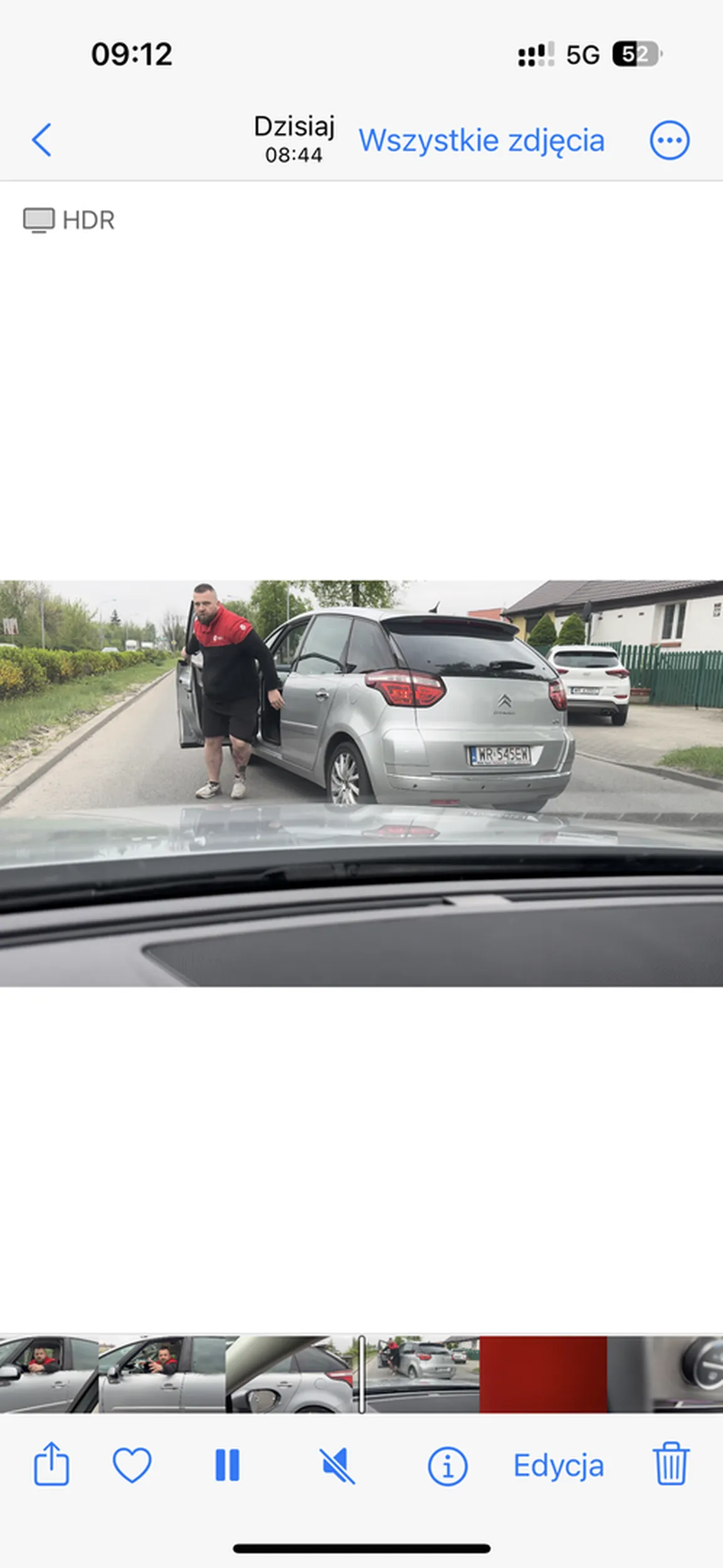 Bandyta drogowy. Pisze SMS-y w czasie jazdy lewym pasem. Zajeżdza drogę. Wyskakuje z samochodu do bicia. Uderza pięściami w szyby.