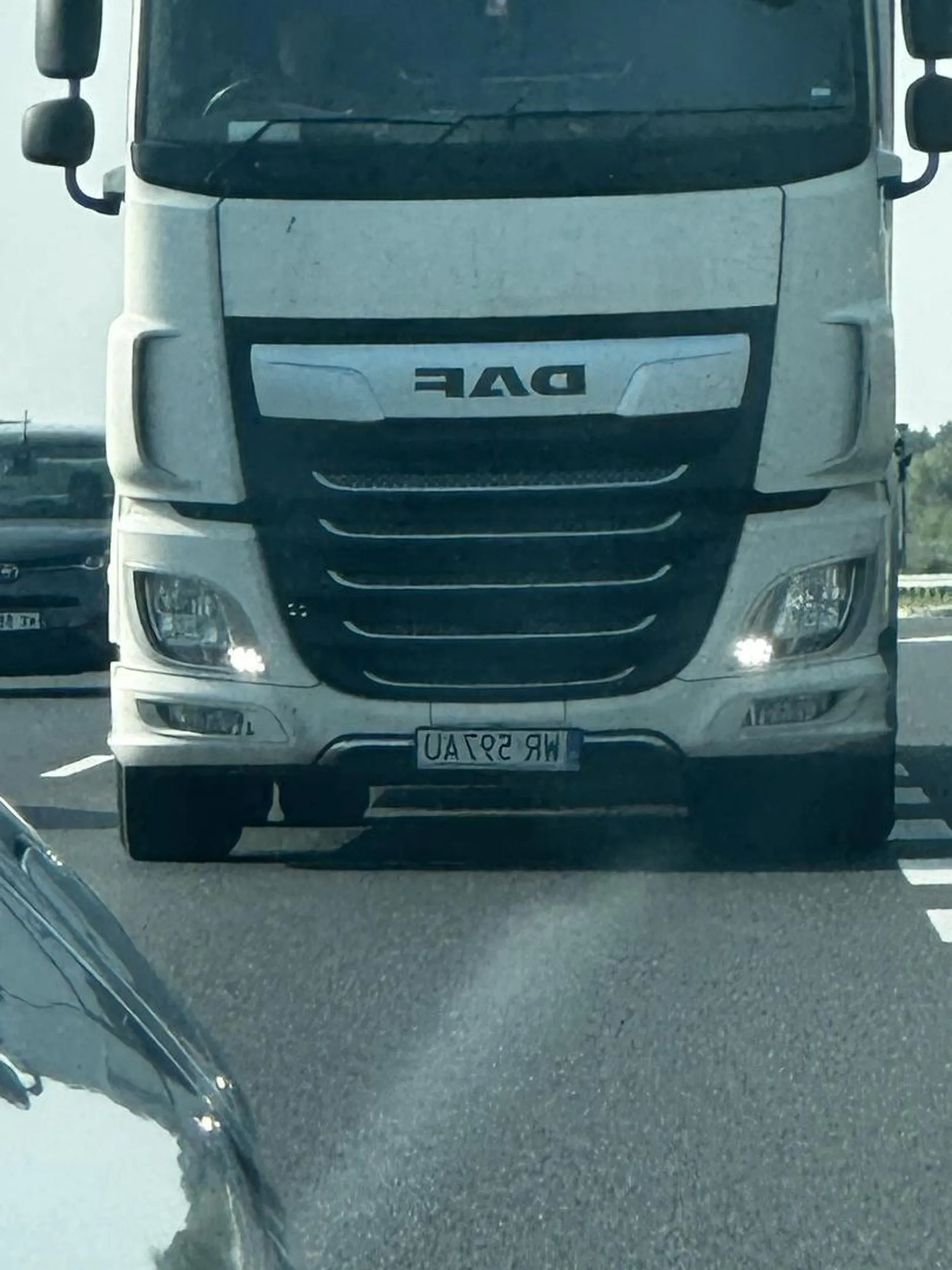 Wielki kierowca tira który uszkadzając szybę w innym samochodzie nie chciał się zatrzymać po czym powiedział że nikt nie będzie wyłudzał od niego pieniędzy i odjechał. Oczywiście szkoda zgłoszona pod 112 a także do ubezpieczyciela bo chłop myślał że będę gotówkę ciągnął od niego a szyba 4 tys nowa ? także uważajcie na cwaniaczka  z Radomia.