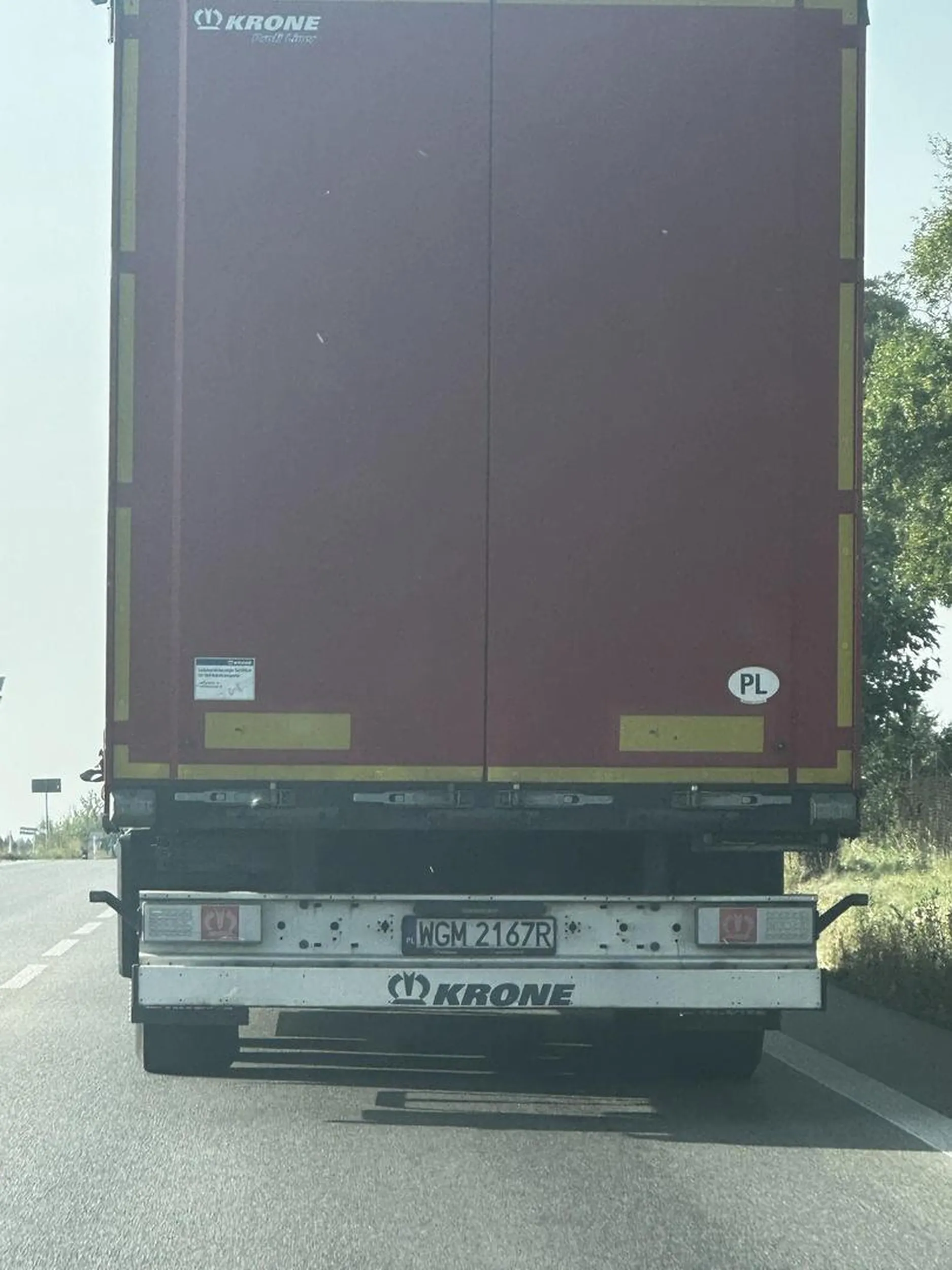 Wielki kierowca tira który uszkadzając szybę w innym samochodzie nie chciał się zatrzymać po czym powiedział że nikt nie będzie wyłudzał od niego pieniędzy i odjechał. Oczywiście szkoda zgłoszona pod 112 a także do ubezpieczyciela bo chłop myślał że będę gotówkę ciągnął od niego a szyba 4 tys nowa ? także uważajcie na cwaniaczka  z Radomia.