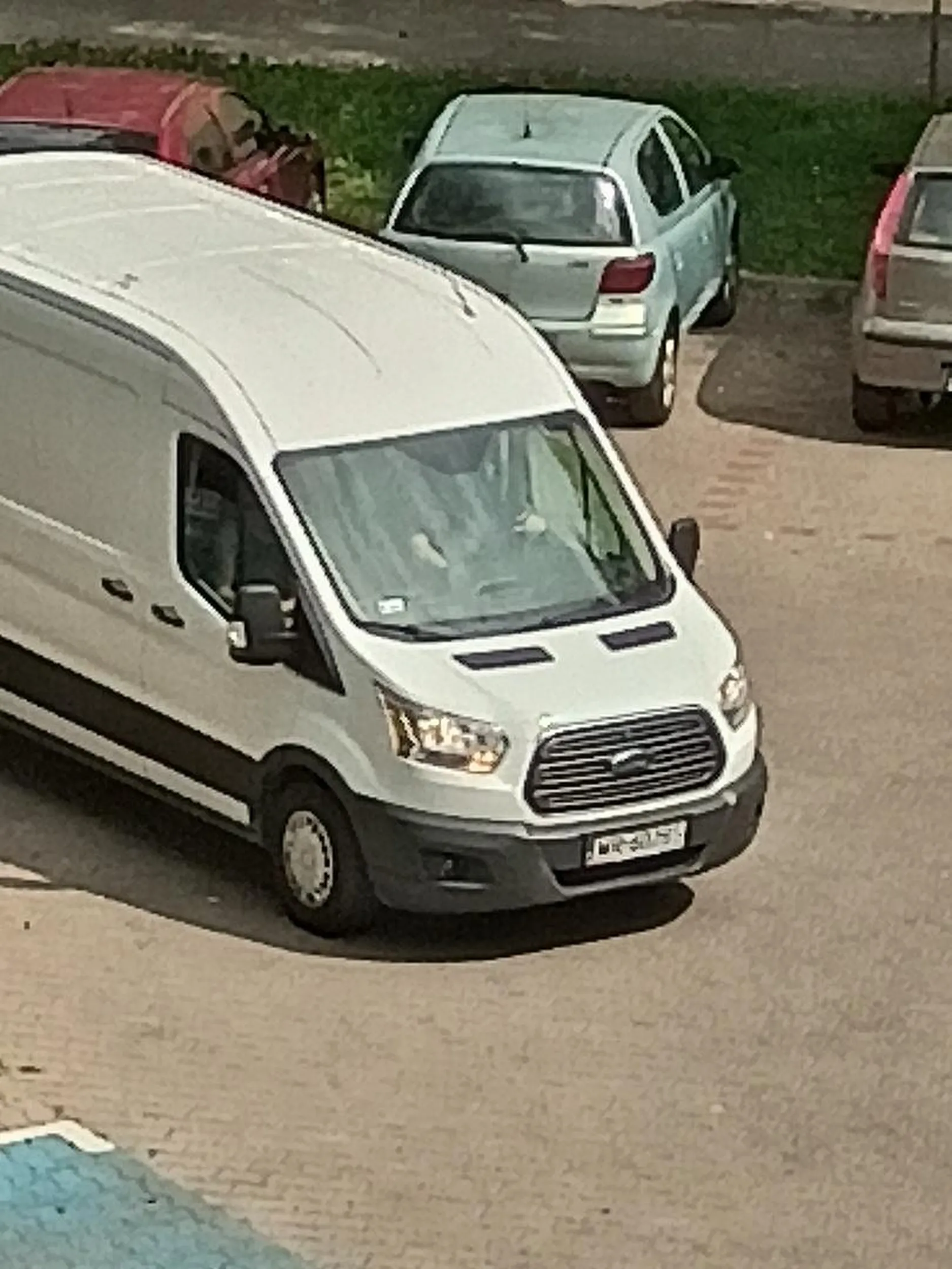 Fleja podrzuca śmieci w postaci opon po śmietnikach. Cały bus zasrany śmieciami. Chętnemu mogę wyslac film na którym wywala te meble, kartony i inne opony.