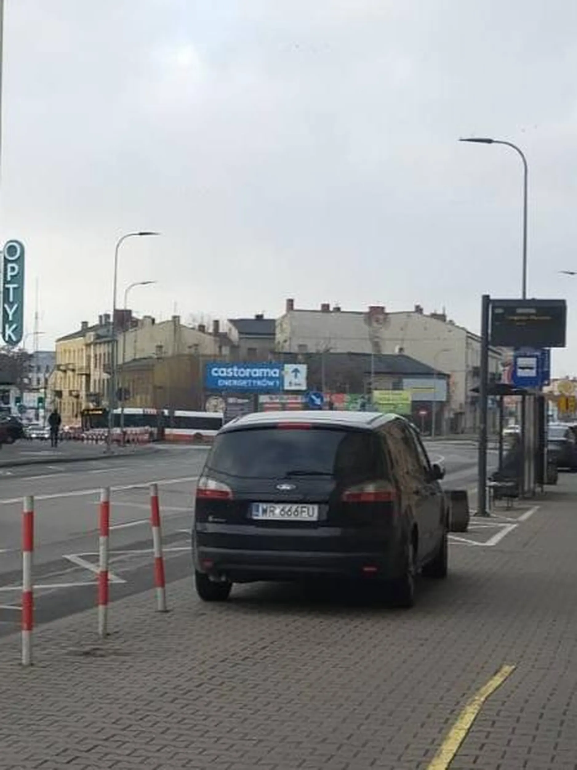 Przestań parkować codziennie na przystanku