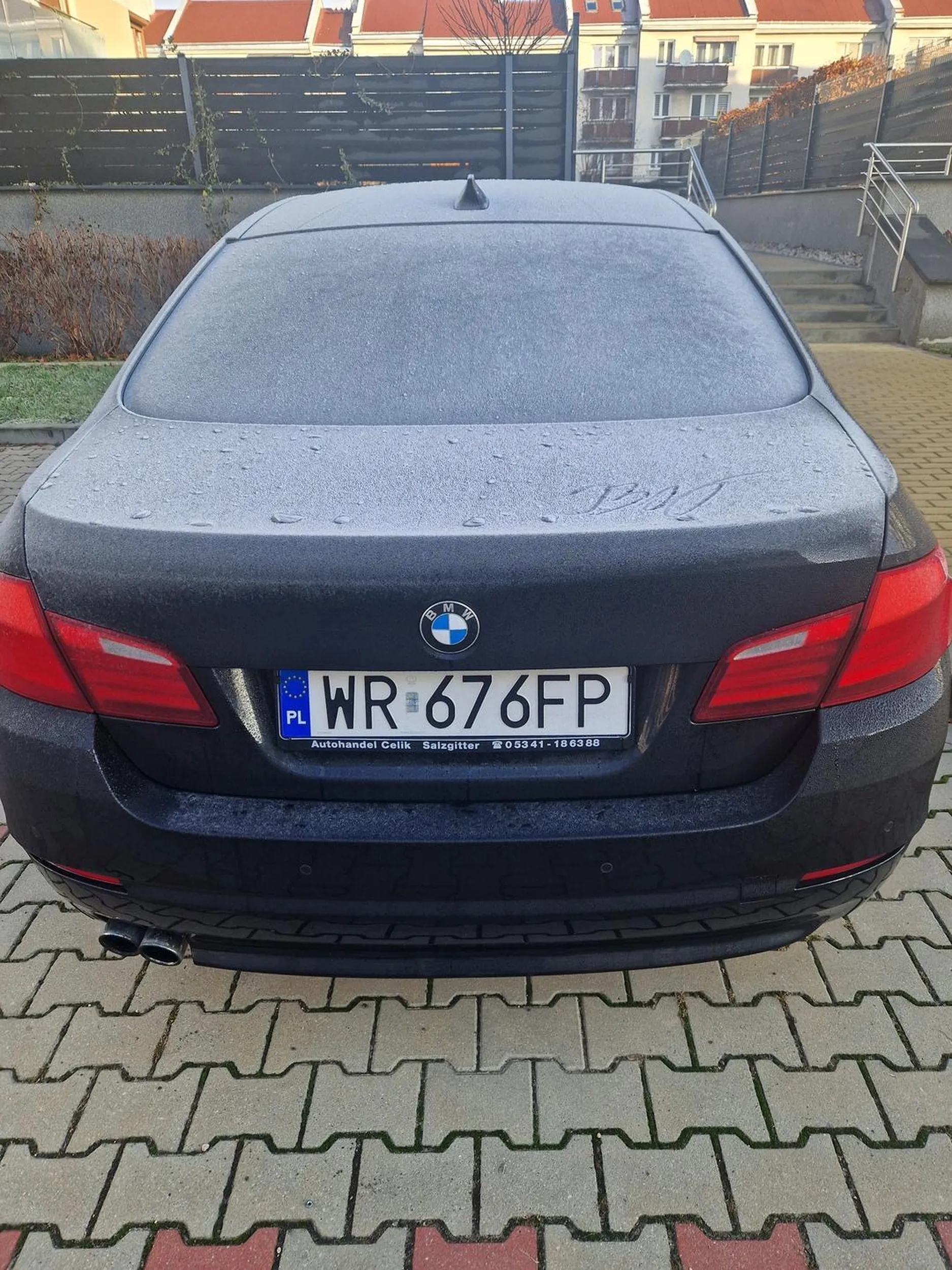 Okupuje od prawie 2 miesięcy prywatnego miejsce parki gowe nie reaguje na kartki pozostawione za szybką,  płacę za miejsce parkingowe niemałe pieniądze a on sobie na beszczela tam stawia samochód