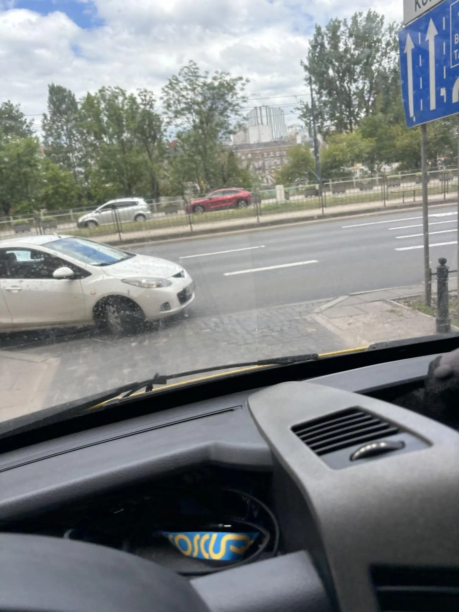 Pani ciężko było cofnąć do tyłu To zbyt wymagające Ochrona nie mogła pani wytłumaczyć że nie ma racji. Ale uparta nie chciała odjechać. Zastawiła wyjazd i rozłożyła ręce. Brawo dla pani