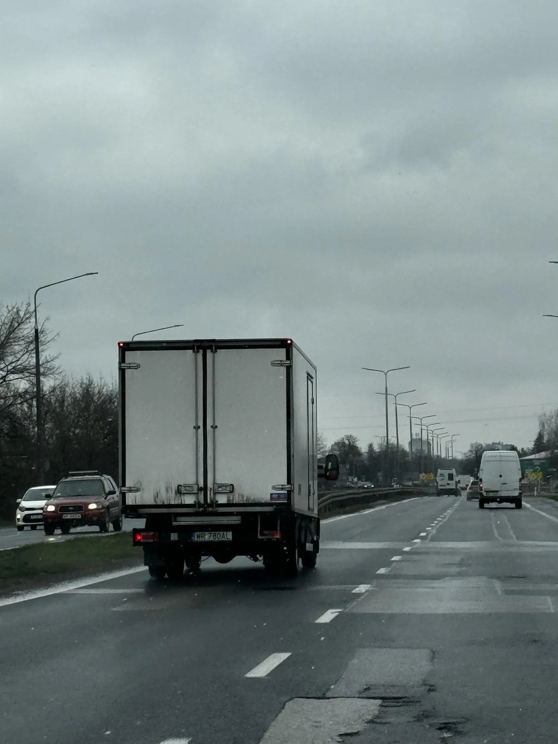 radomski mistrz lewego pasa. Grubcio za kierownicą ma wywalone ;)