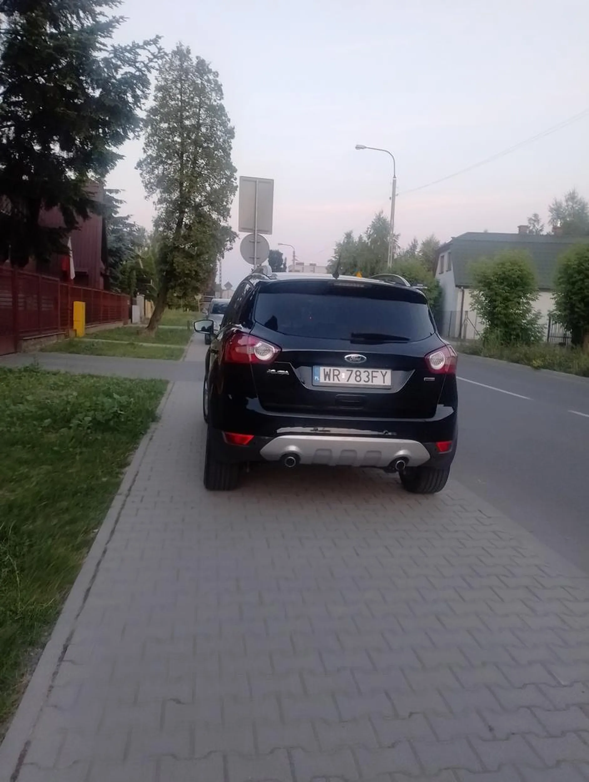 parkuje na samym środku chodnika