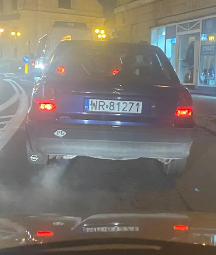 Wymusza pierwszeństwo wjeżdżając na chama przed maskę, ciesz się, że nie przyjebałem;)