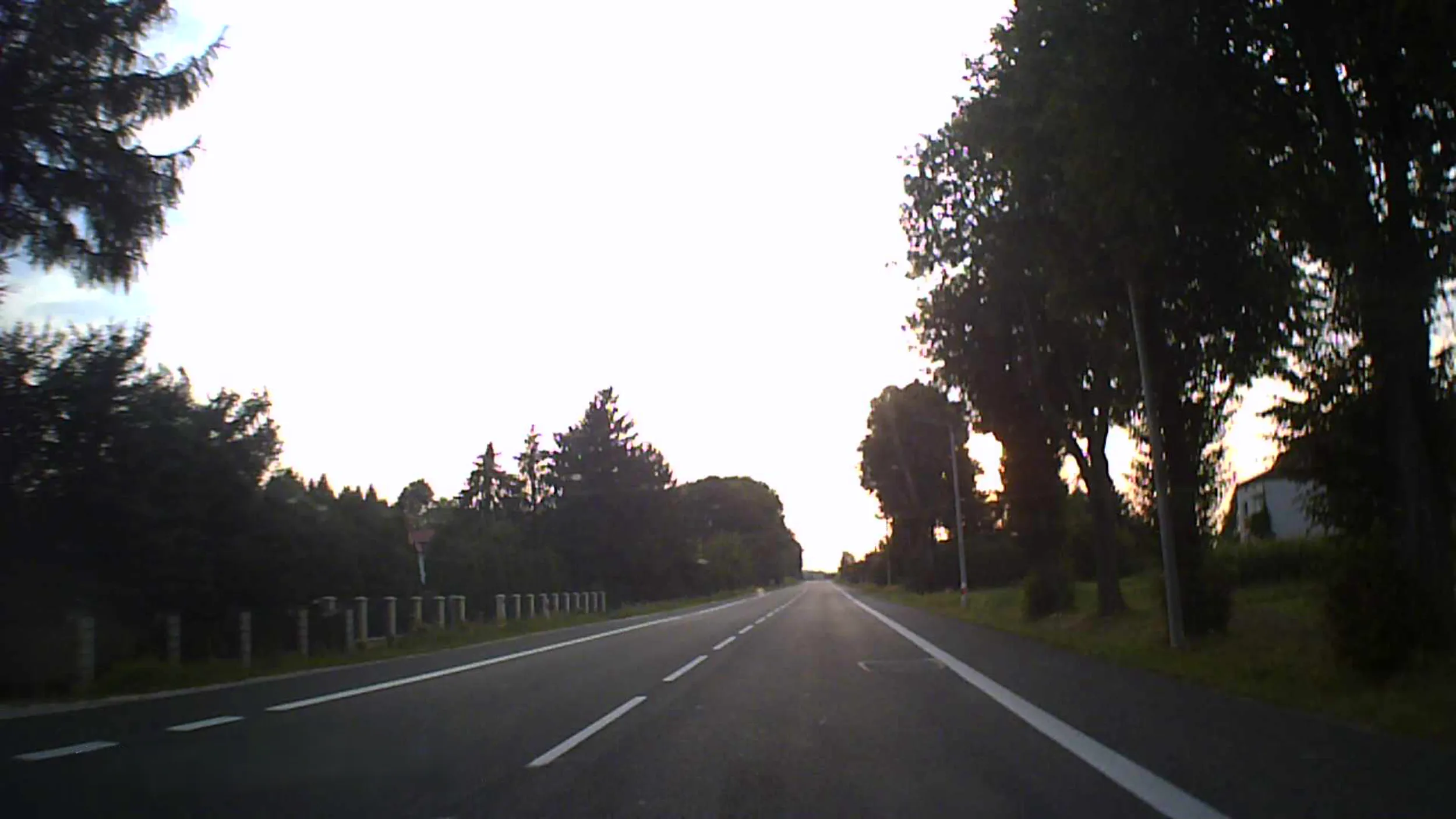 Bydle w terenie zabudowanym pędzi z prędkością około 120 km/h i spycha z drogi!