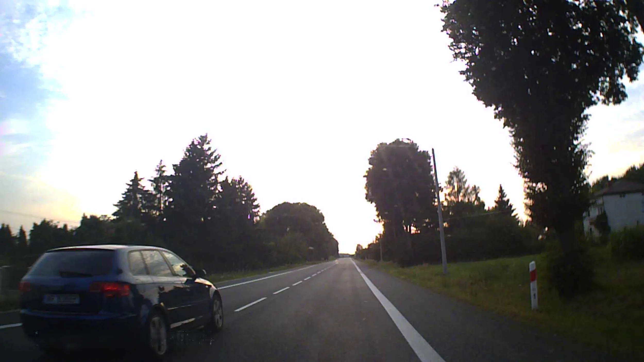 Bydle w terenie zabudowanym pędzi z prędkością około 120 km/h i spycha z drogi!