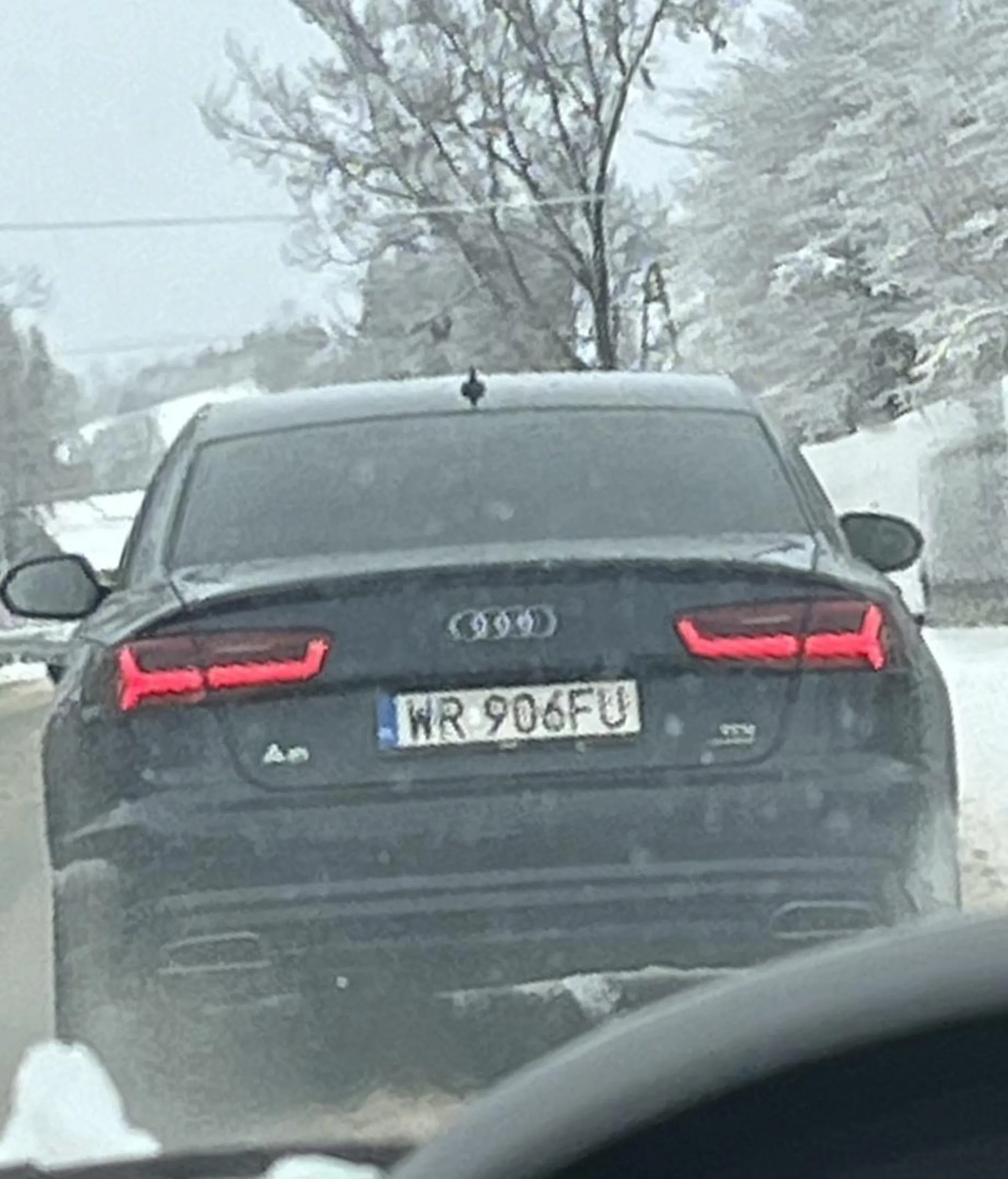 Kierowca chamsko wjechał w błoto śnieżne i ochlapał idącą parę. Kawał gnoja.