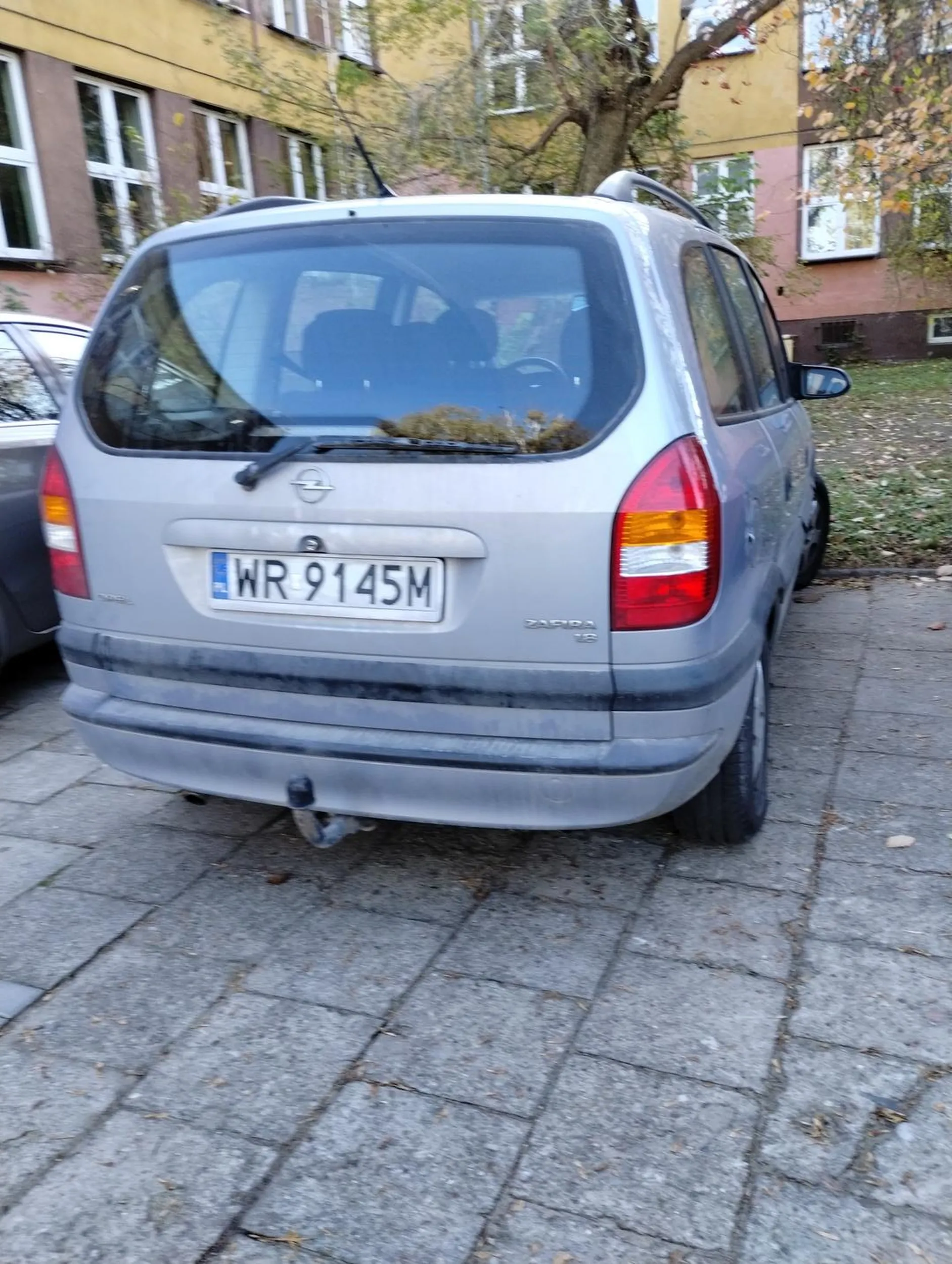 Chciałbym zgłosić nieprawidłowe parkowanie na terenie szkoły o nazwie Radom Hubal klasa technik fryzjer