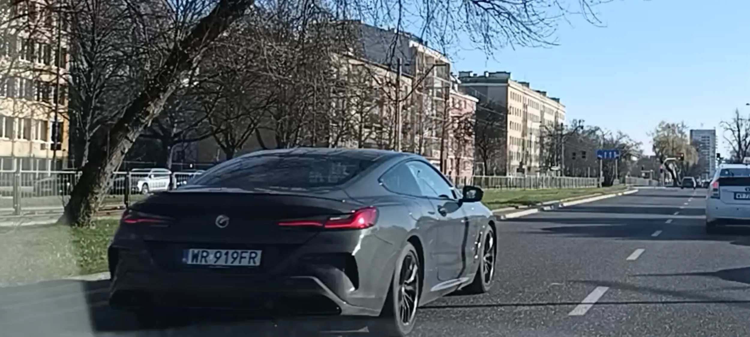 Kierowca to pirat drogowy przejeżdża ulicą Wołoską w Warszawie z prędkością 120kmh a tu dozwoloną prędkość to 60kmh