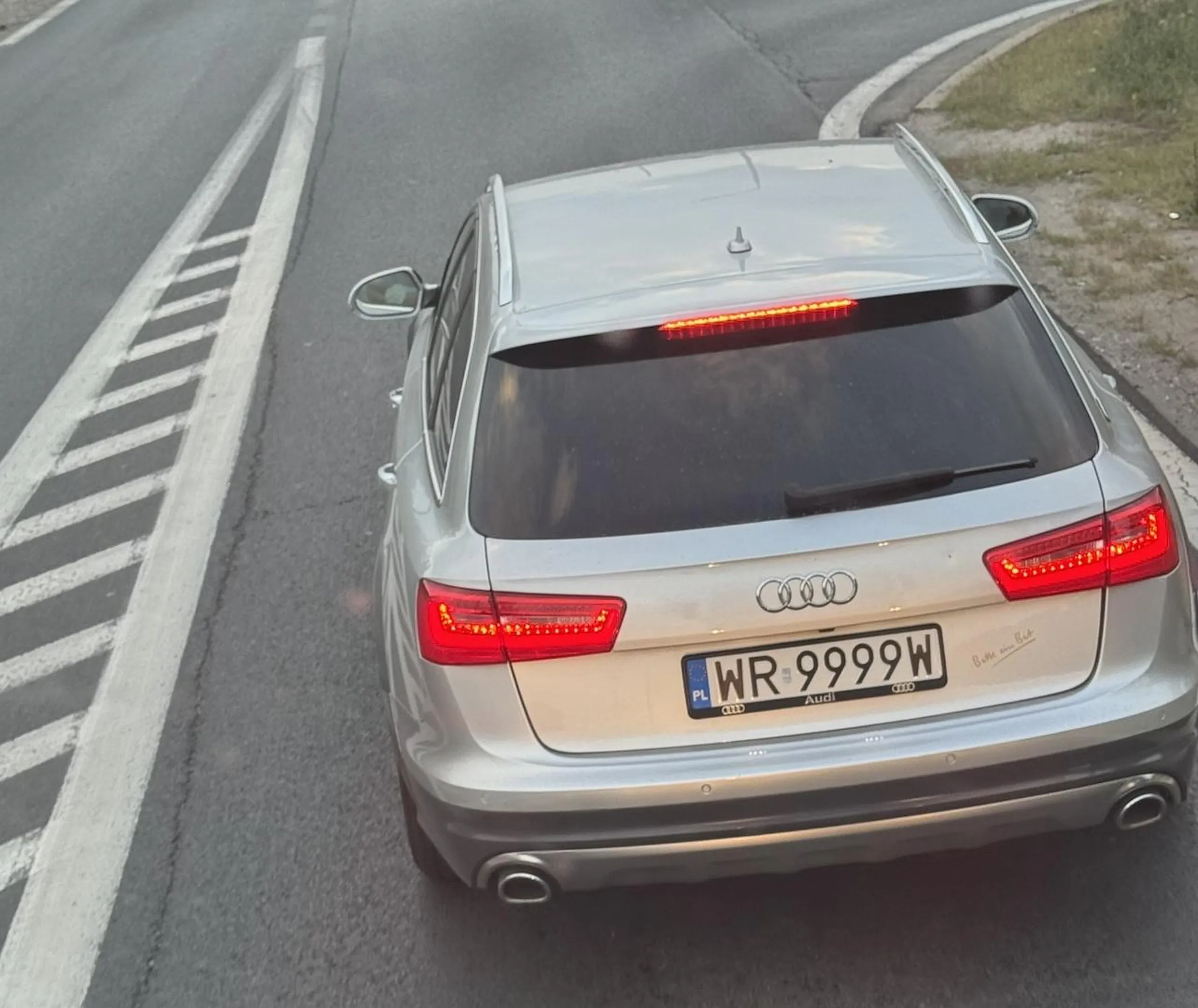 Hamuje ciężarówki do zera na prostej drodze, udaje cwaniaczka niski łysolek