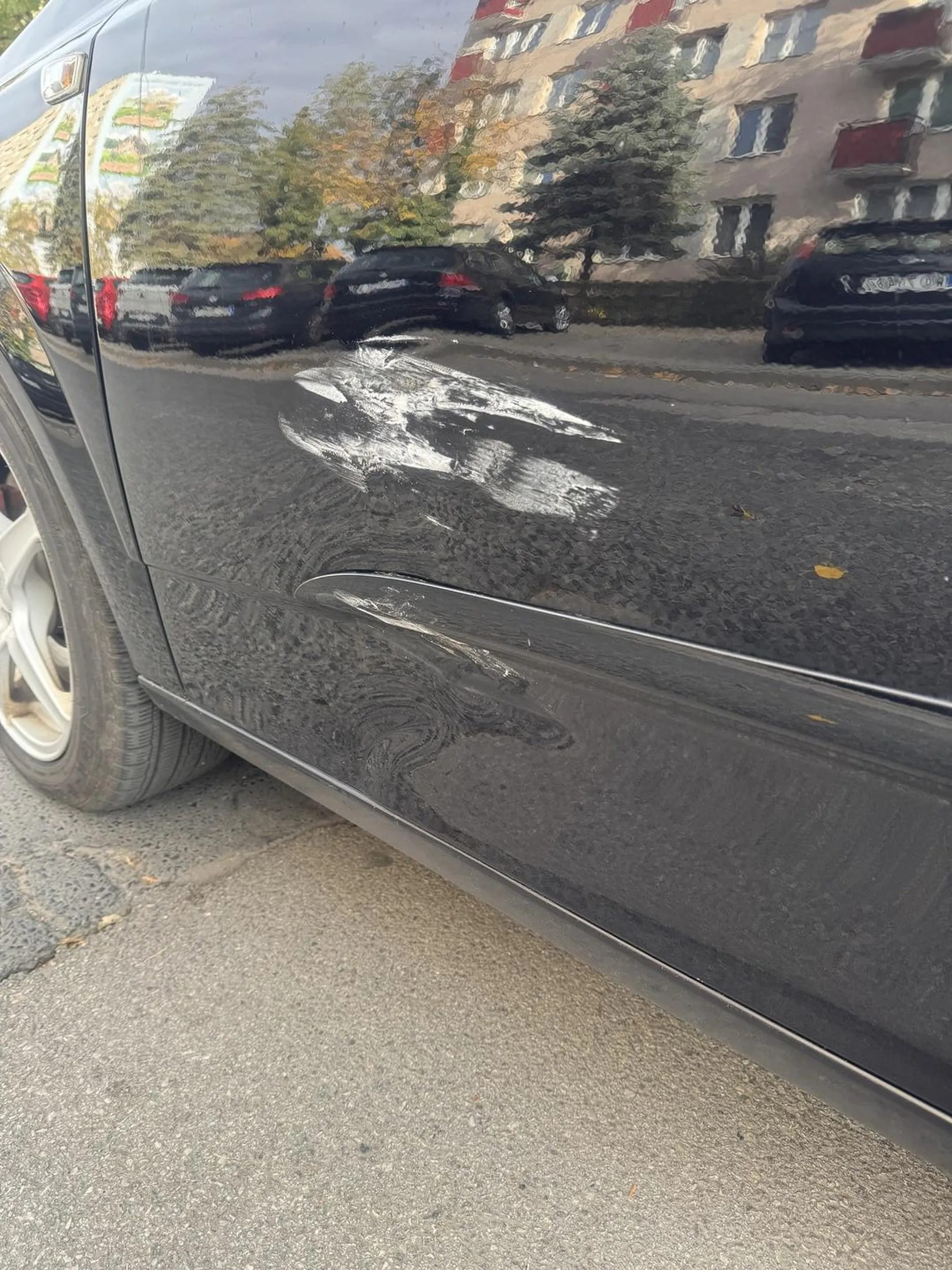 Uwaga, kierowca tak cofał że zarysował i wgniótł przenie drzwi w moim zaparkowanym aucie po czym odjechał nie zostawiając żadnego kontaktu. Tak się nie robi!