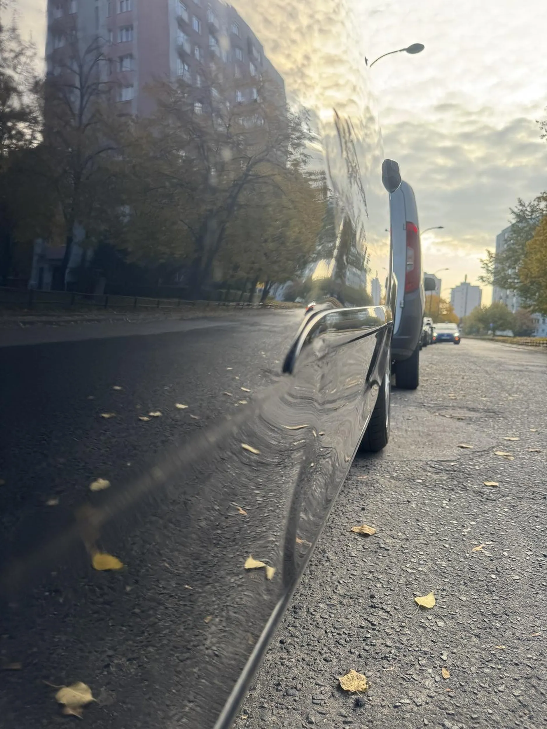 Uwaga, kierowca tak cofał że zarysował i wgniótł przenie drzwi w moim zaparkowanym aucie po czym odjechał nie zostawiając żadnego kontaktu. Tak się nie robi!