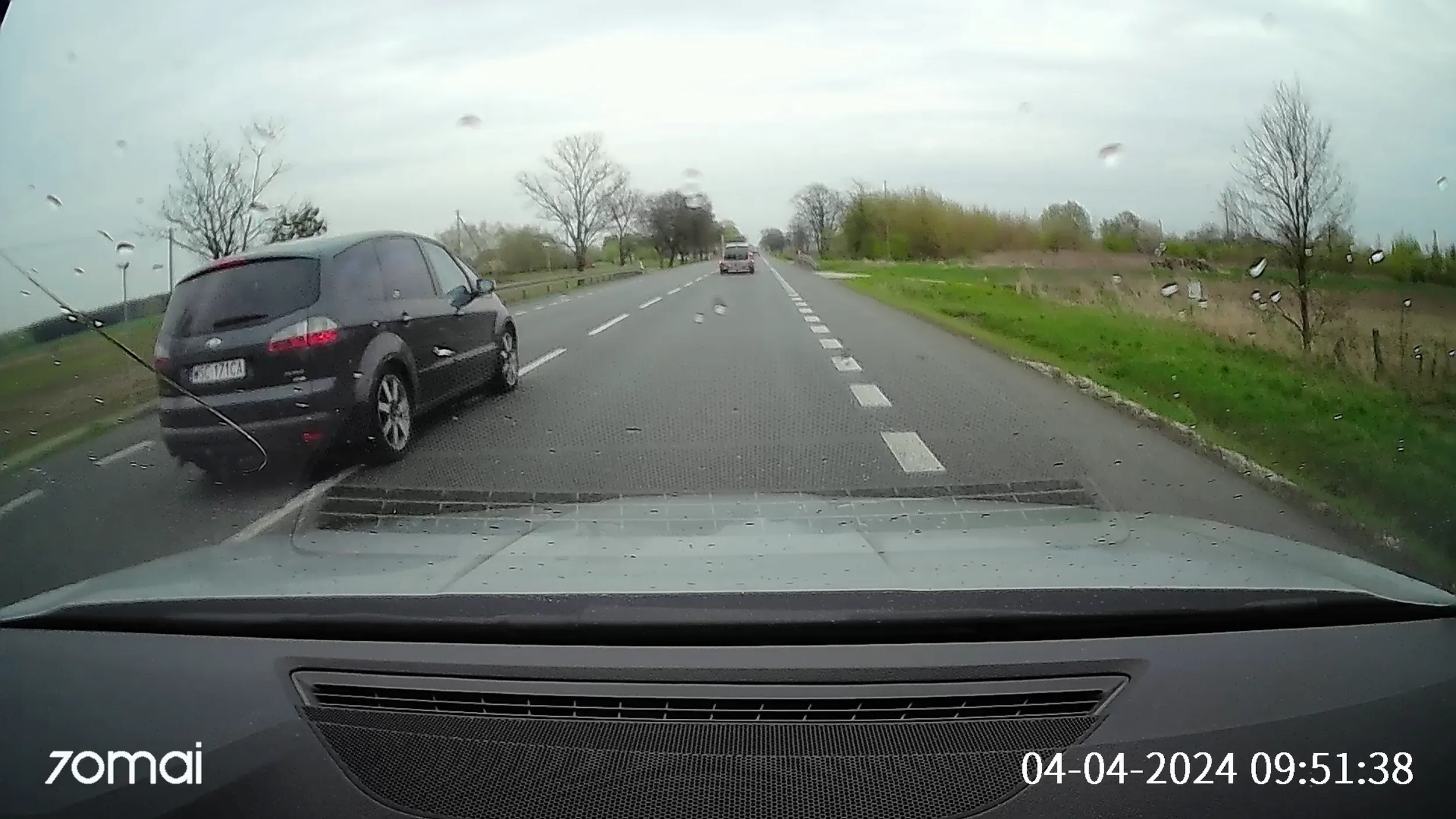 Stary siwy dziad wyprzedzał 04.04.2024 na DK92 w miejscowości Kożuszki Kolonia. Pierw na podwójnej ciągłej, potem spychając sznur samochodów z przeciwka na pobocze, filmik idzie na milicje i stopchama