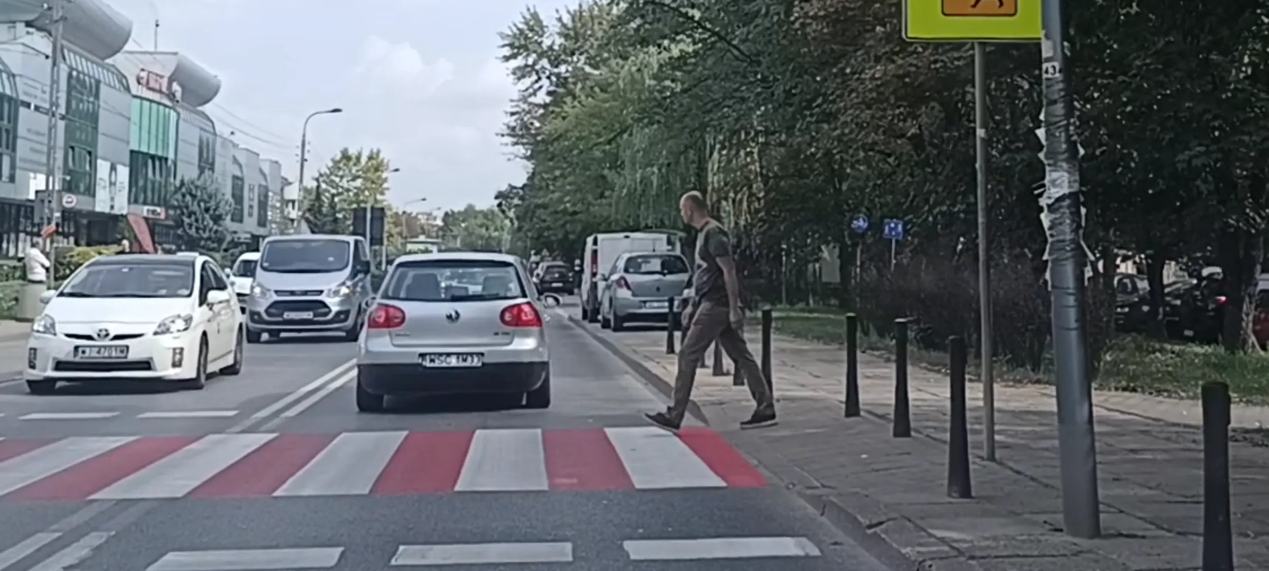 Baba pirat drogowy przejeżdża pieszemu przed nosem na przejściu dla pieszych