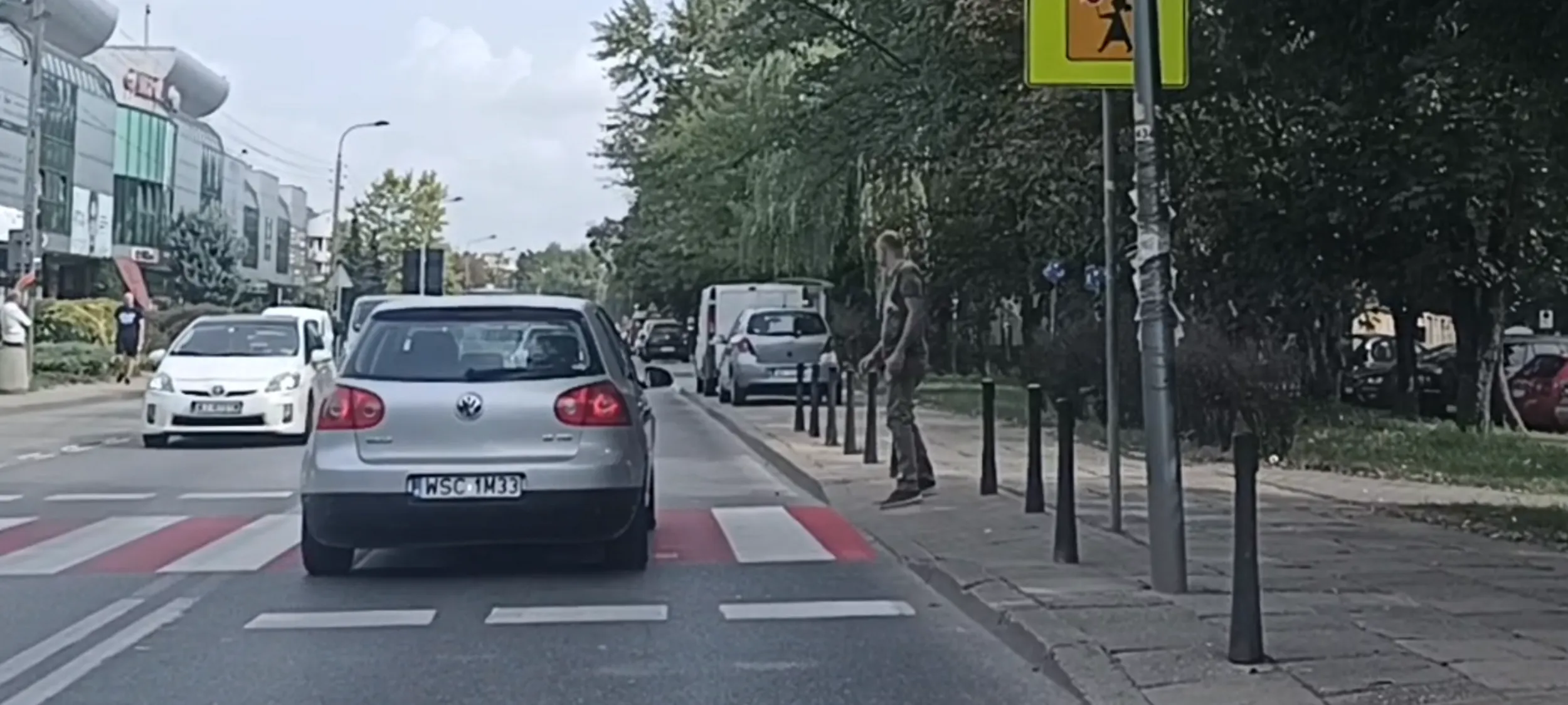 Baba pirat drogowy przejeżdża pieszemu przed nosem na przejściu dla pieszych