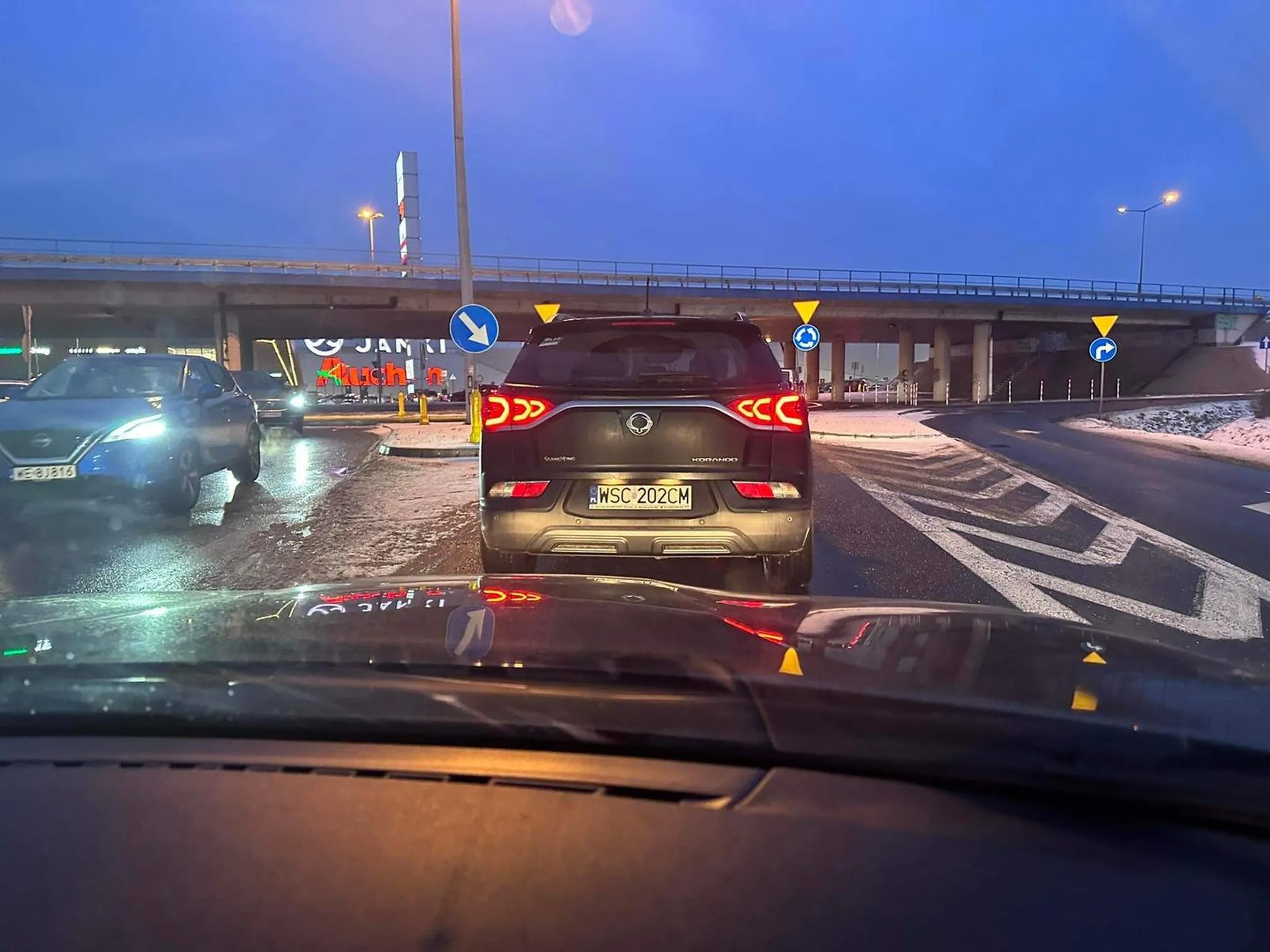 Kierowca jest burakiem, ktory za nic ma jazdę na suwak. Nie wpuszcza ludzi i próbuje stratować swoim samochodem, jest agresywny i wulgarny, mimo ze jest to stary dziad.