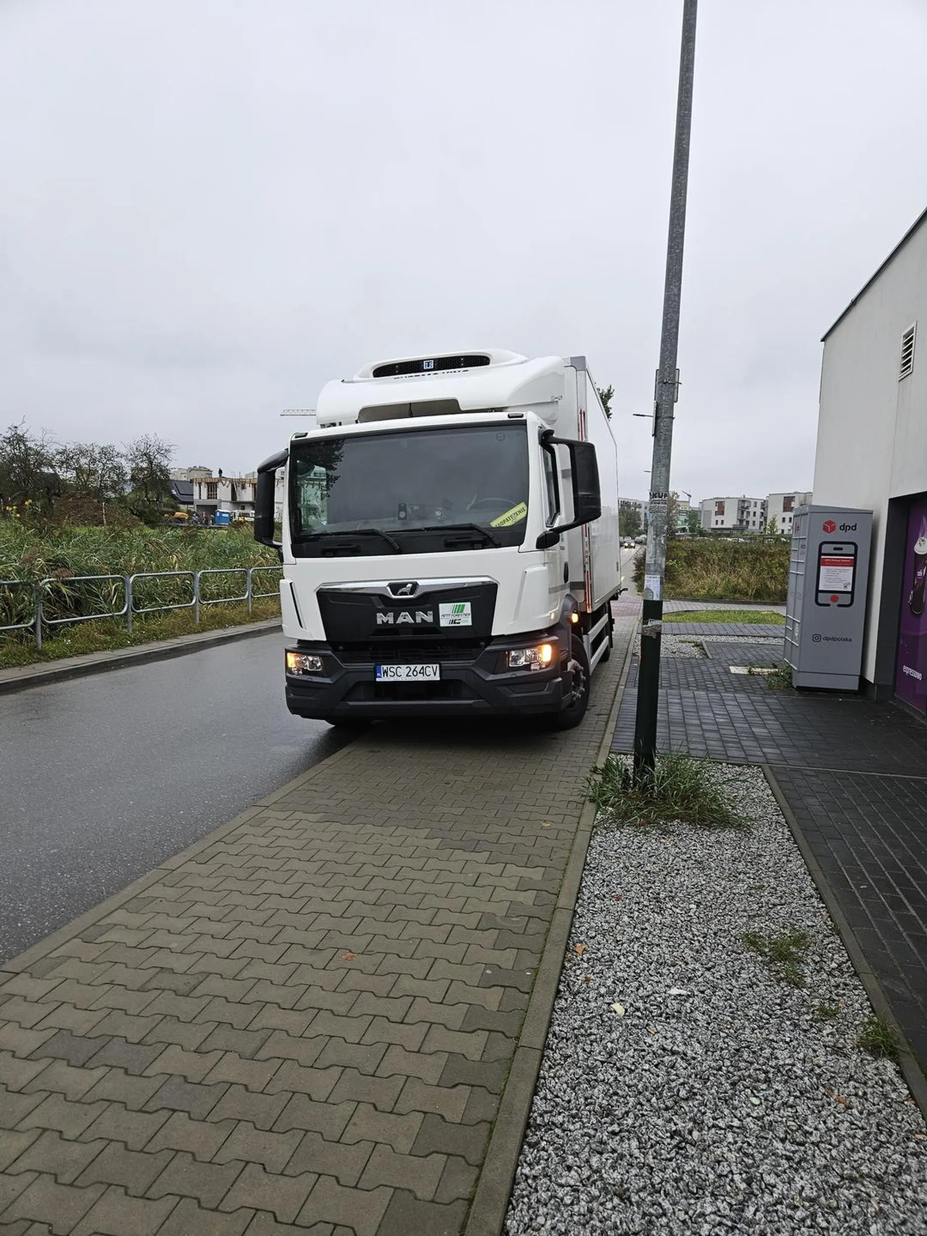 NIE! Zabije Pan kiedyś kogoś na tym chodniku. Nie mówiąc już o niszczeniu samego chodnika. Miał Pan tam dużo miejsca na jezdni, jest tam znikomy ruch. Nie ma zakazu postoju. Po co wjeżdżać na chodnik?