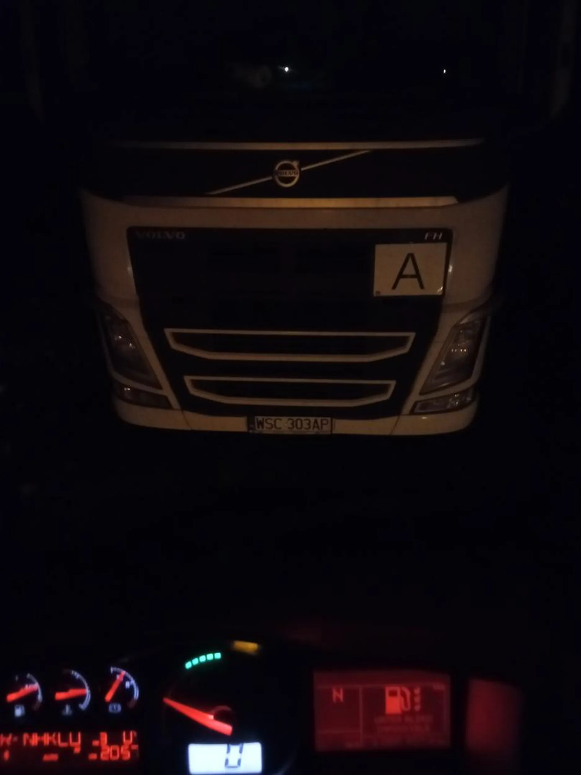 Trzeba było jeszcze bliżej stanąć... Najwidoczniej nie dotarło do ciebie to, że mam drzewo zaraz za drzwiami naczepy...