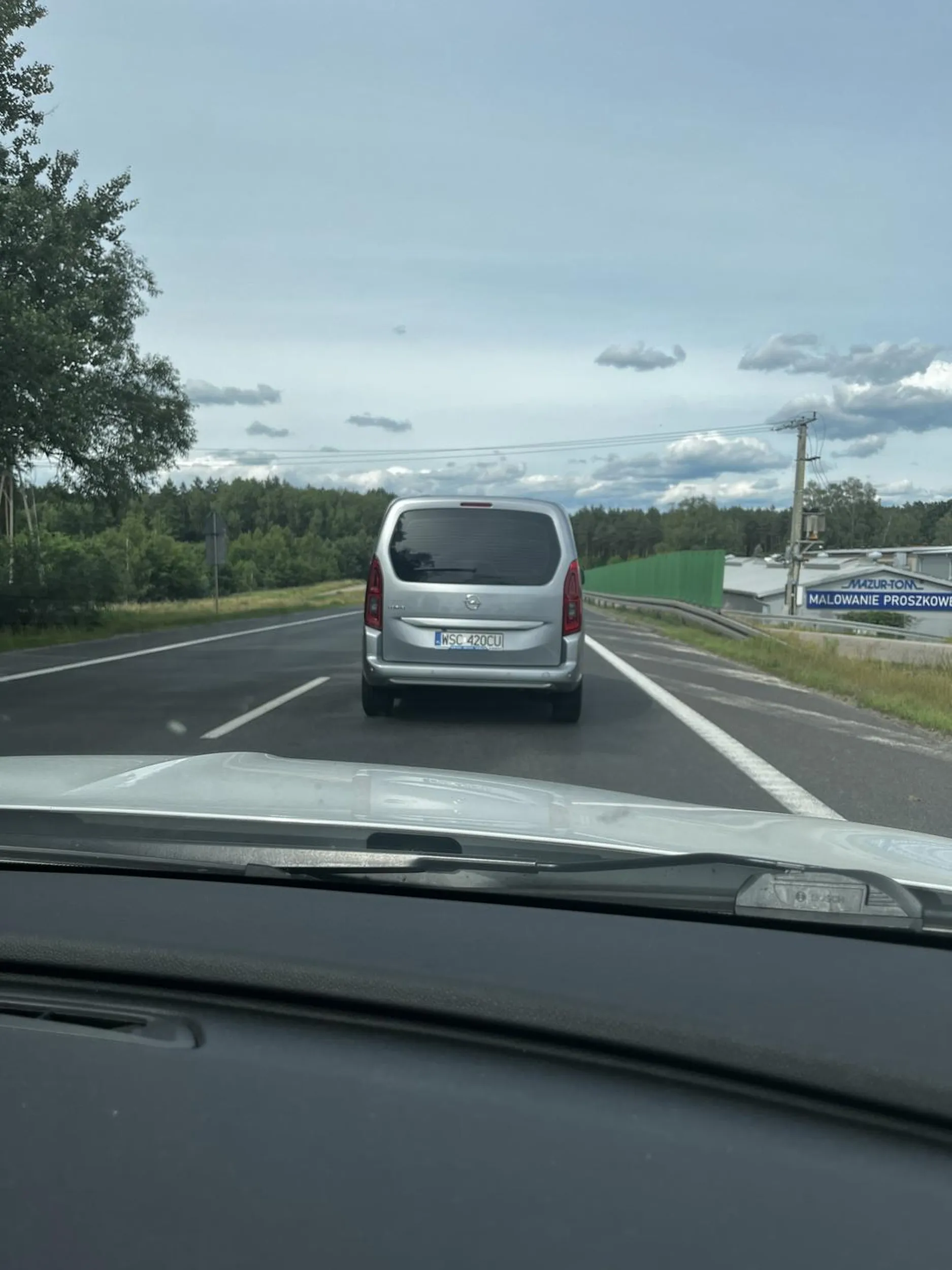 Dzień dobry. Ładnie tak papieroski przez okno na Warmii wyrzucać? Nie pozdrawiam.