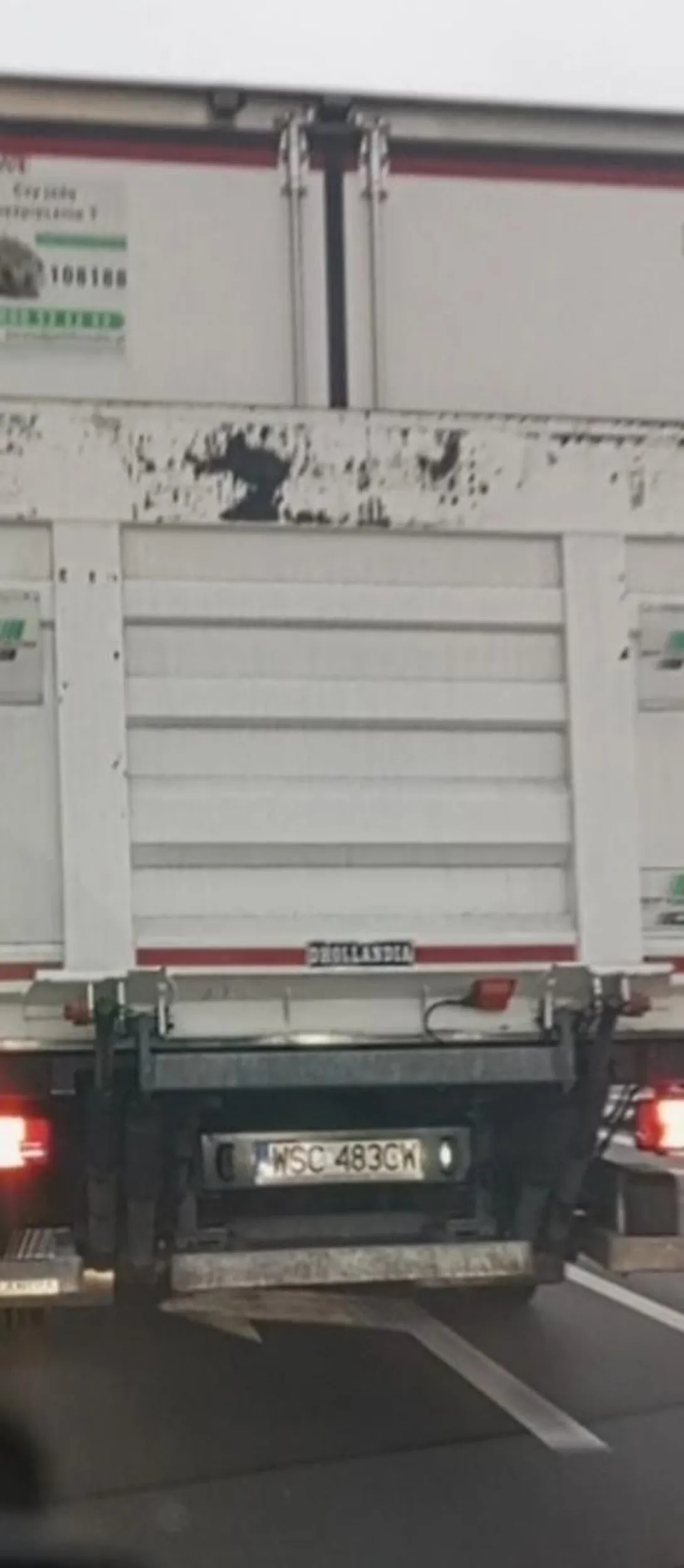 Skurwiel takim dużym autem jeździ jak chce zmienia pasy bez kierunków nie zwraca uwagi na innych kierowców