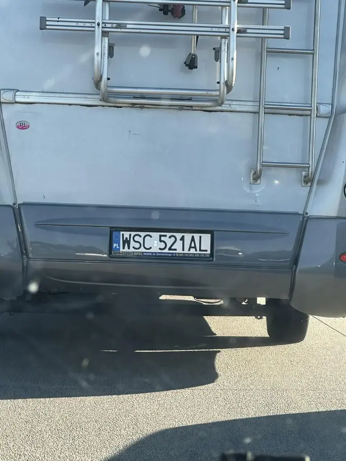 Człowieku jak widzisz że wszyscy gwałtownie hamują a Tobie się spieszy  (wypadek na A2 godz. 17:30) to się nie wyjeżdża z prawego pasa na lewy pas i nie hamuje bezpośrednio komuś przed maską, bo spowodowałbyś drugi wypadek i odebrał nam życie.