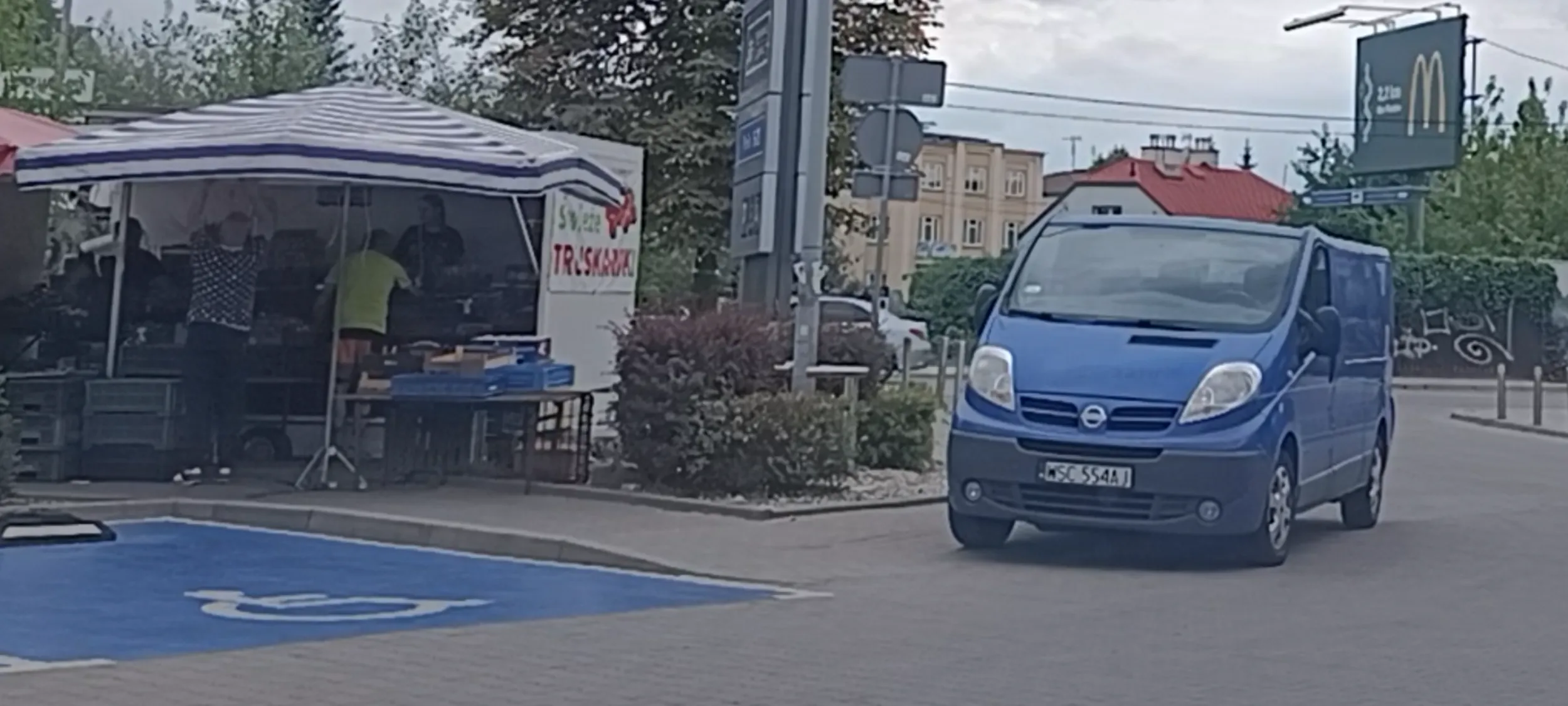 Chamskie parkowanie na chodniku i nie legalny handel na straganie na trawniku