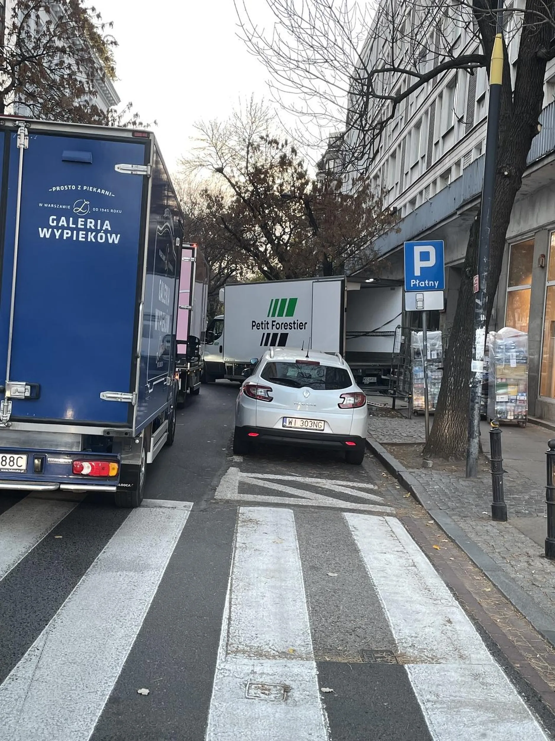 Zastawić drogę, chodnik i wywalone, Centrum Warszawy ulica Hoża ?
