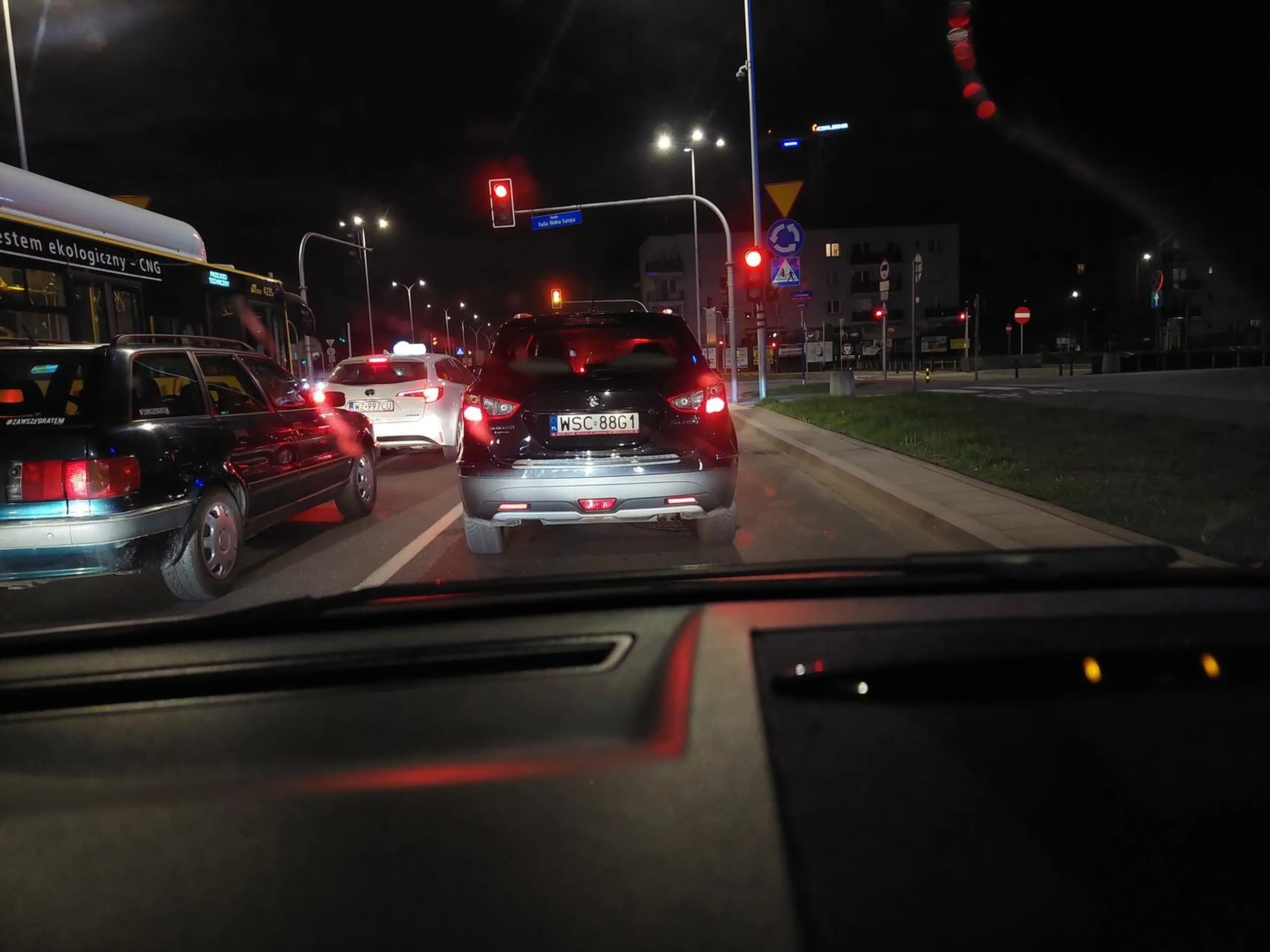 Kolejny "kierowca", ktoremu brak kultury i rozumu. Przyspiesza, gdy probuje sie jego wyprzedzic. Wiecej kultury na drodze prostaku jeden! Warszawa, ul. Gorczewska.