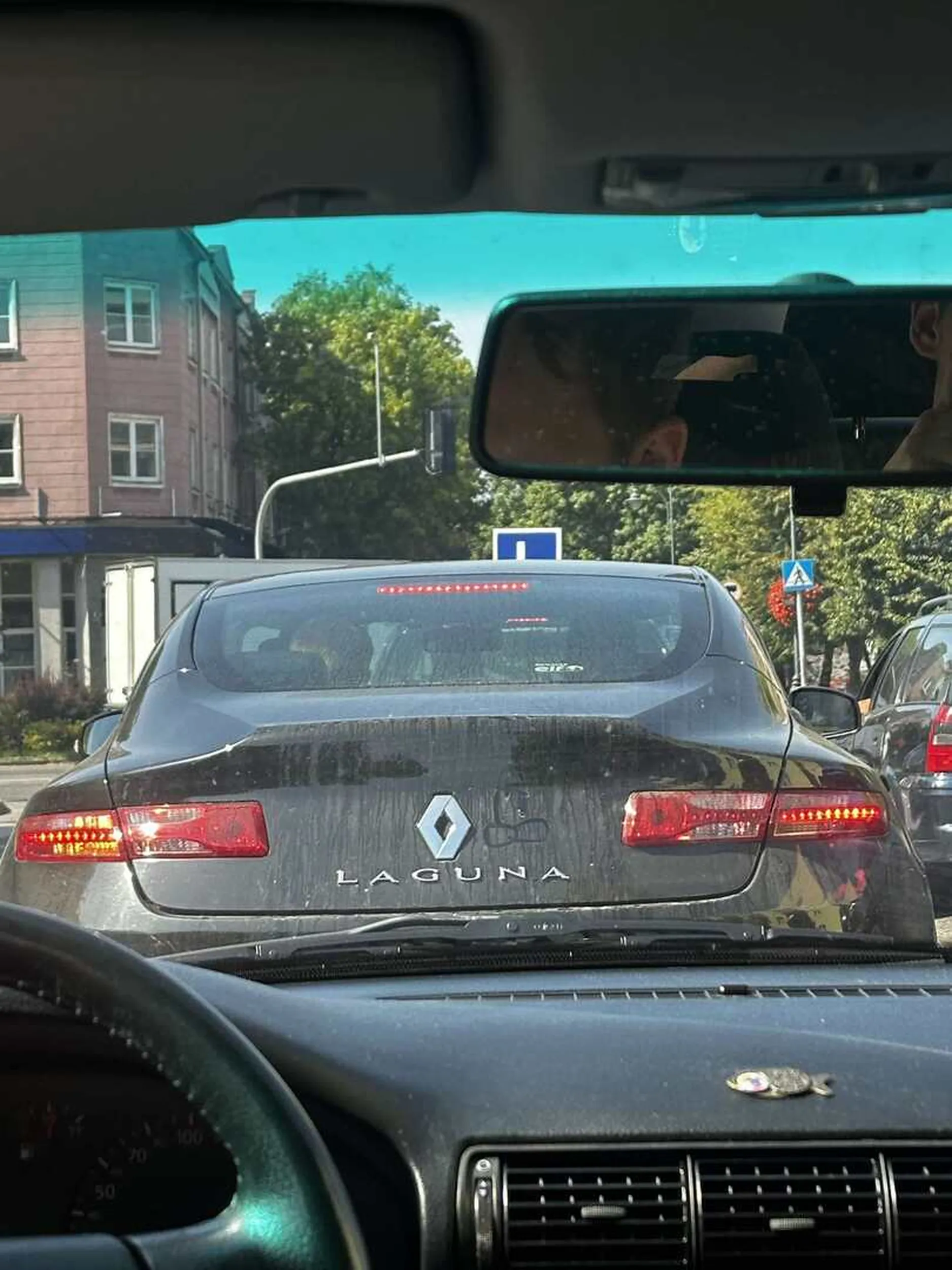 Jakis blondas prowadzi chyba niezle interesy na sochaczewie z fivtem na bagazniku