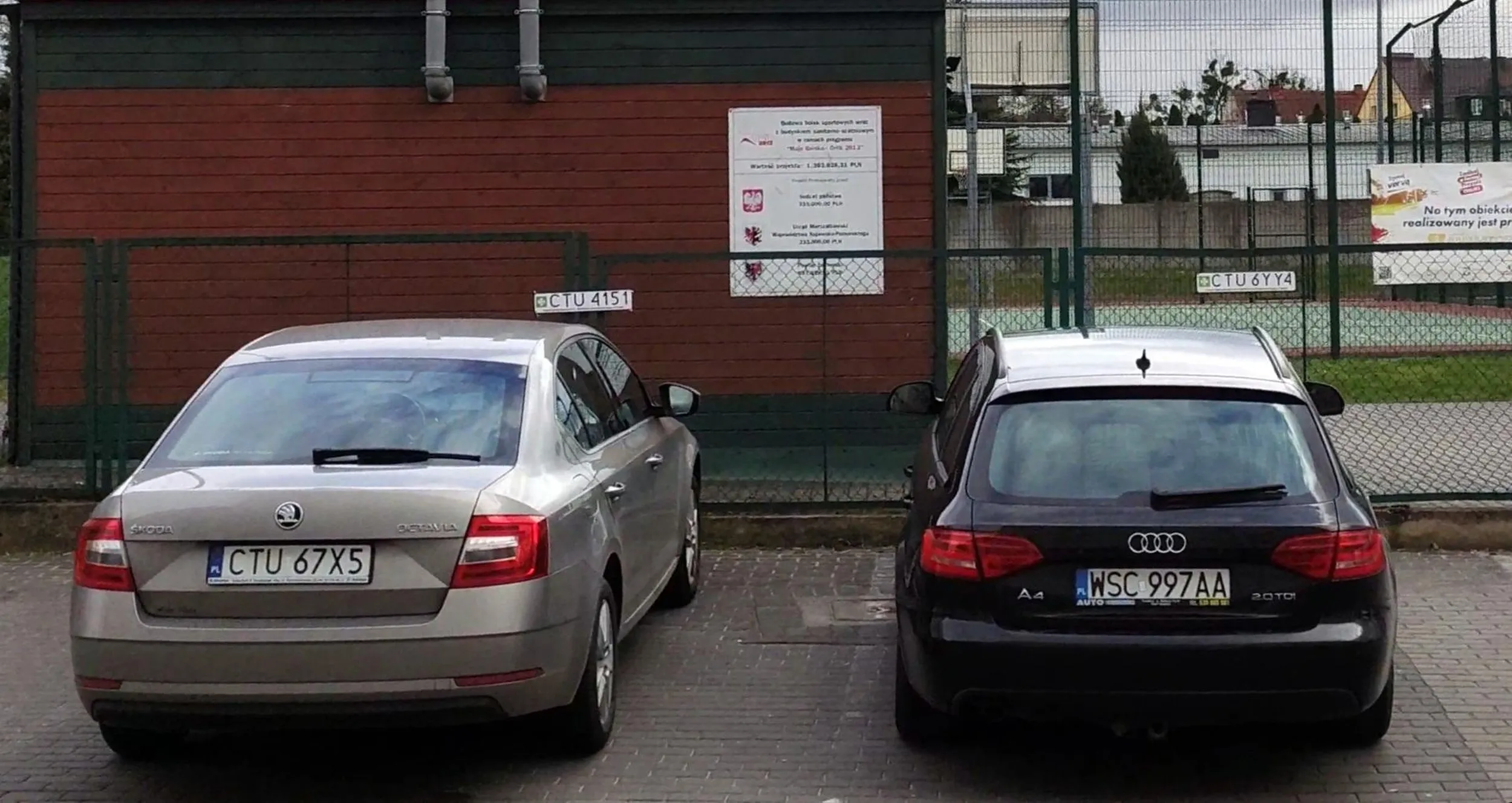 Przyjeżdżam do pracy, a tu jakiś baran stoi na moim miejscu. Na płocie wiszą tabliczki z numerami rej. Może w sochaczewie tak się parkuje, nie wiem, ale tutaj staramy się jednak szanować ludzi.