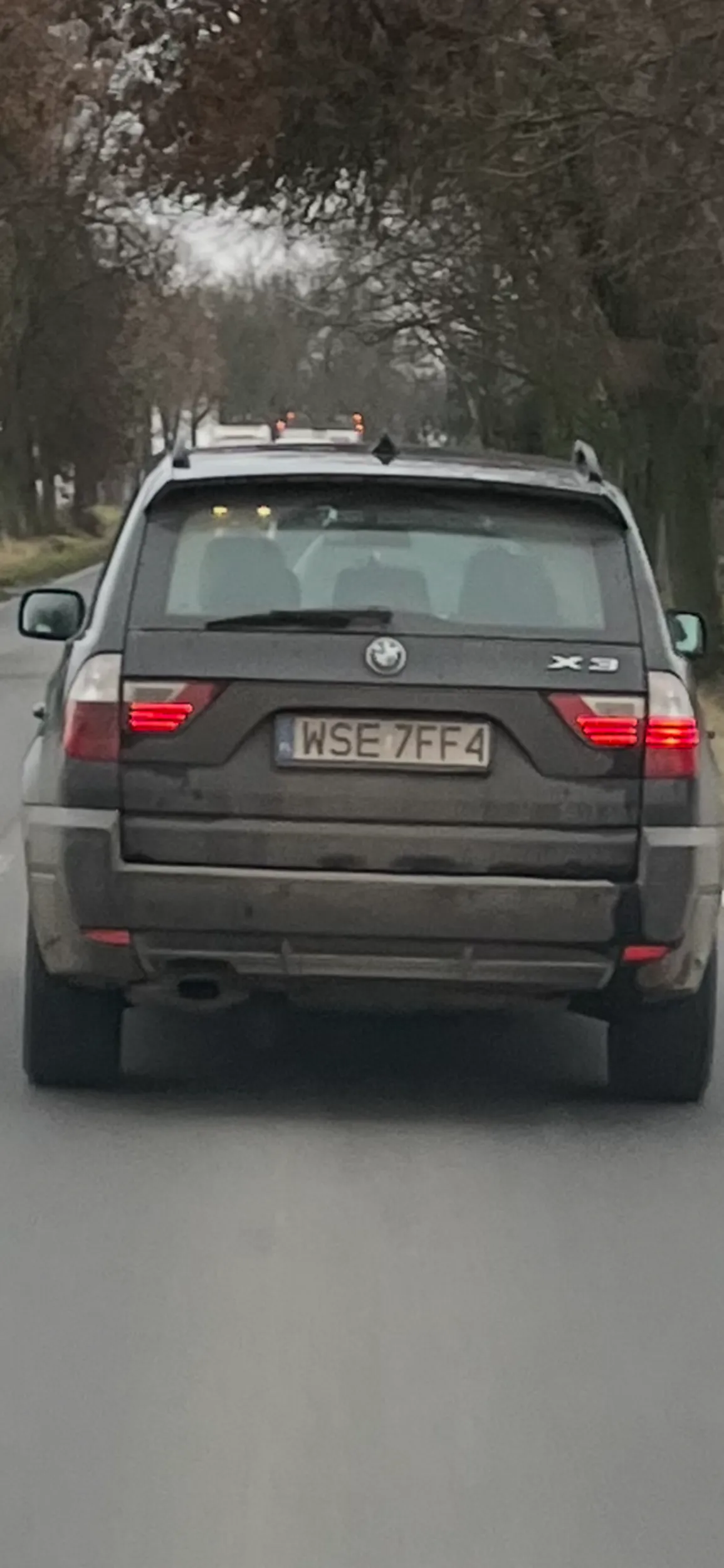 Larwo, wyprzedzasz zupełnie nie potrzebnie i wymuszasz ostre hamowanie, wciskając się przede mna. Następnym razem nie będę hamował i ci wjadę w dupsko. pomyśl co będzie, przy masie mojego samochodu do twojego pazdzierza wypierdzianego przez niemca. dodatkowo masz zjeb…ne oświetlenie z tyłu i brak oświetlenia tablicy rej. i uwalone 3swiatlo stopu. jednym słowem szrot. Zdarzenie 9.12.2024r. na odcinku Zągoty-Płock